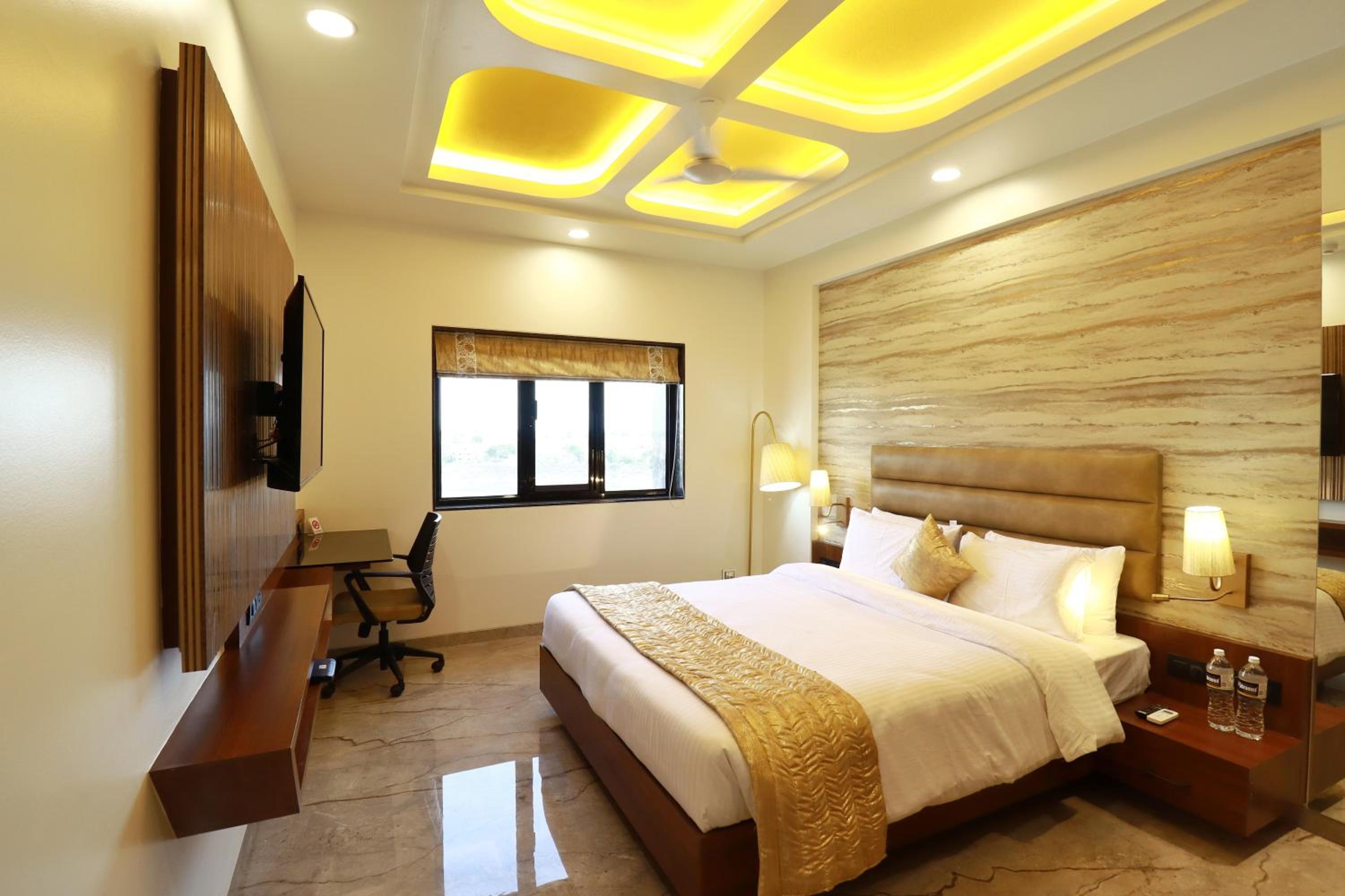 Standard King Room - Photo 6