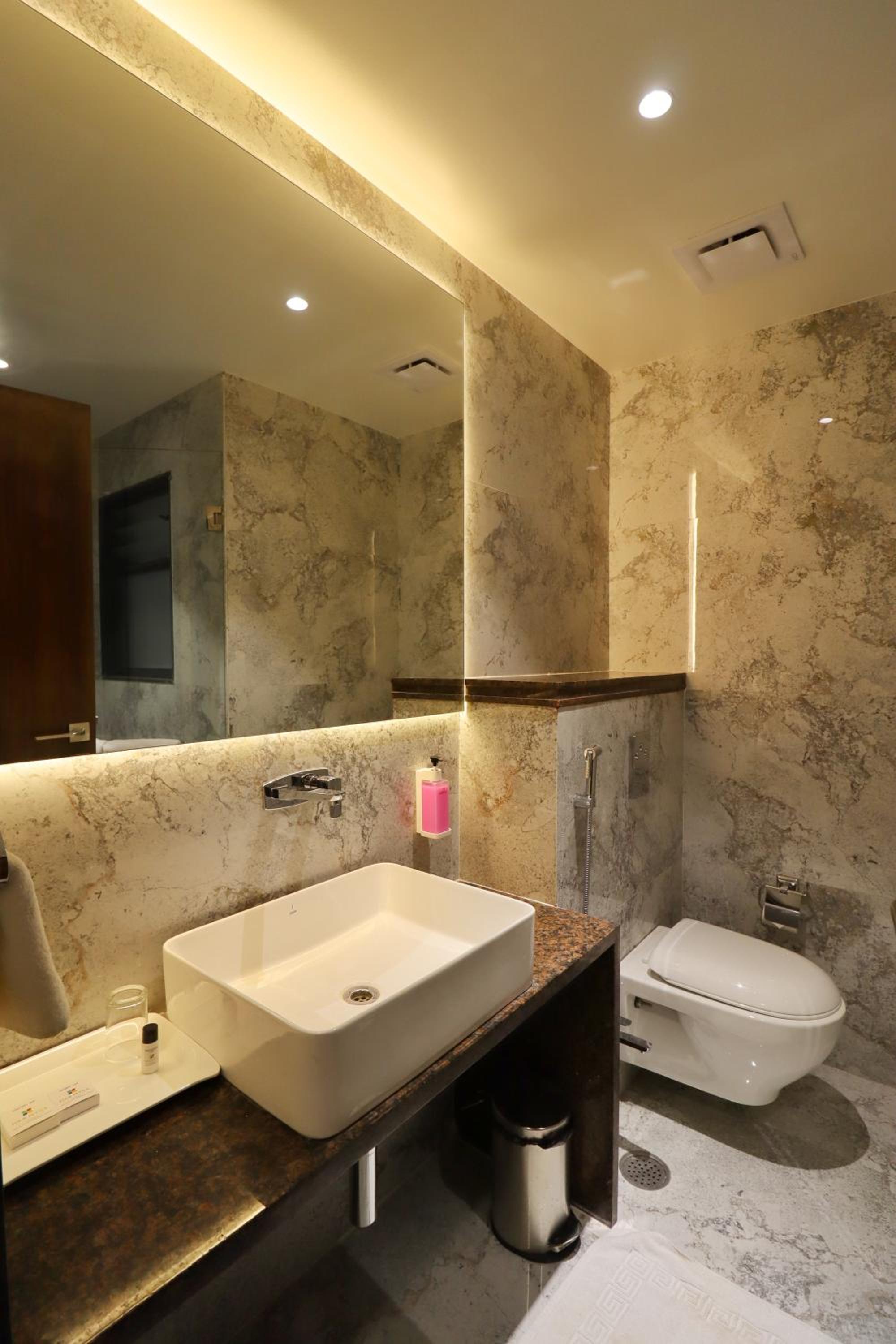 Standard King Room - Photo 10