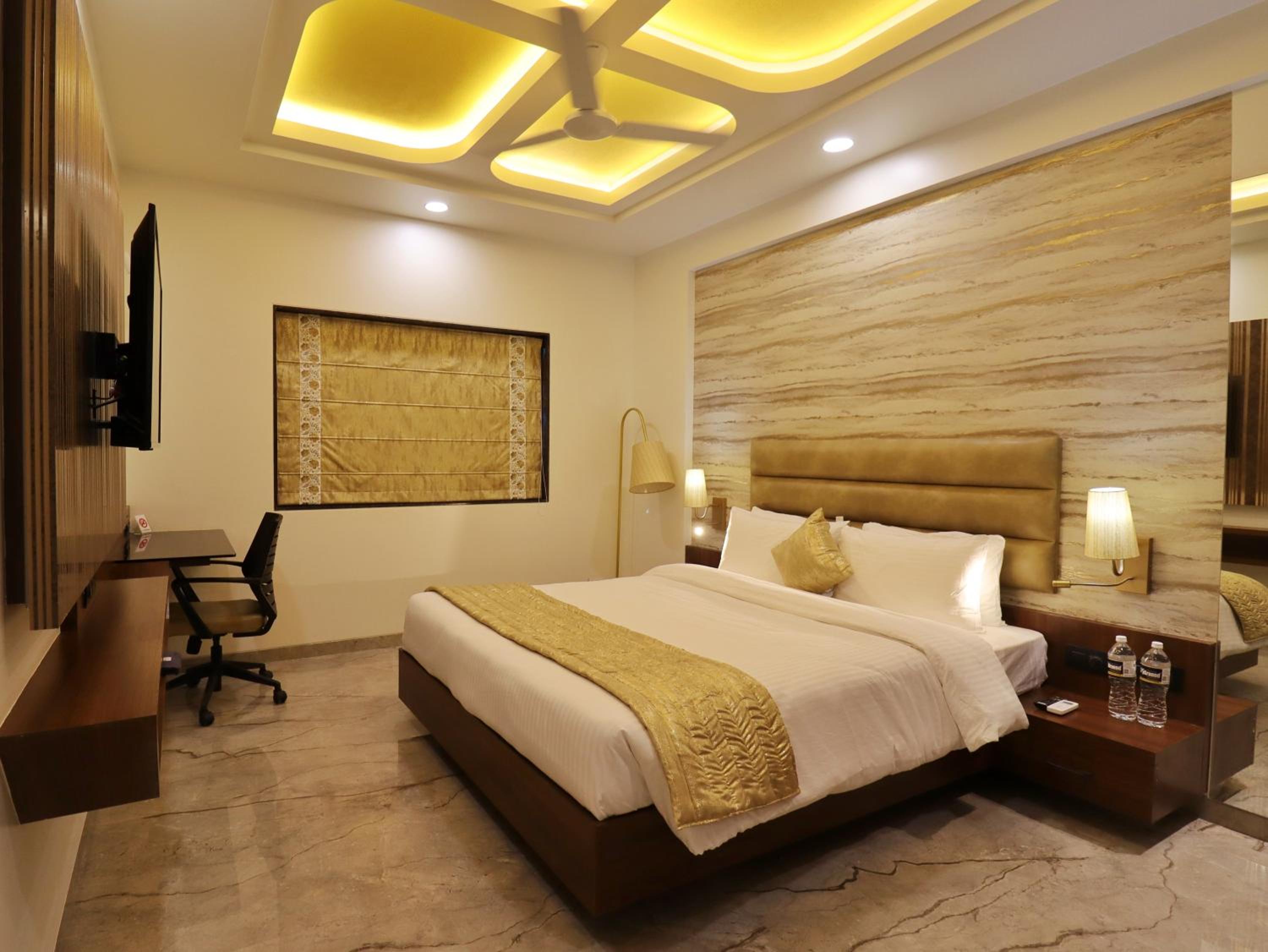Standard King Room - Photo 9