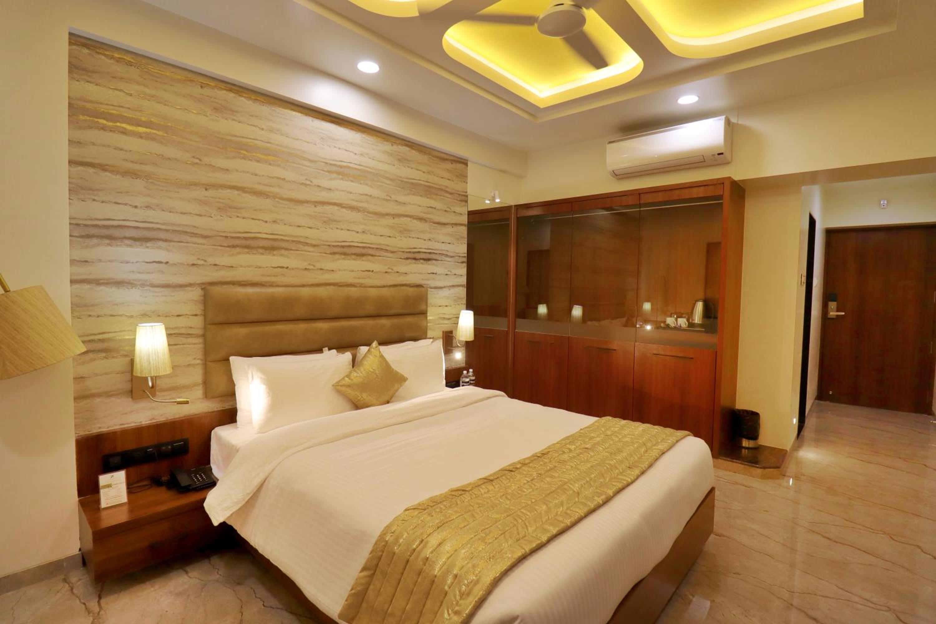 Standard King Room - Photo 8
