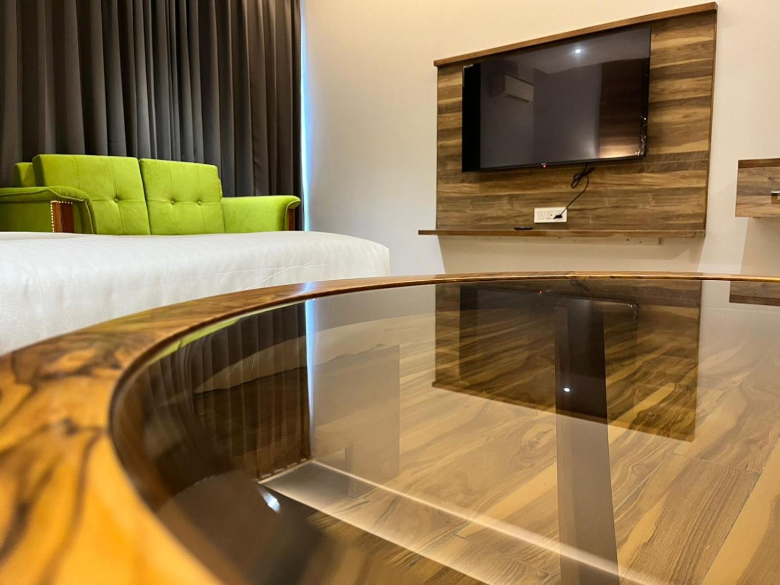 Deluxe King Room - Photo 11