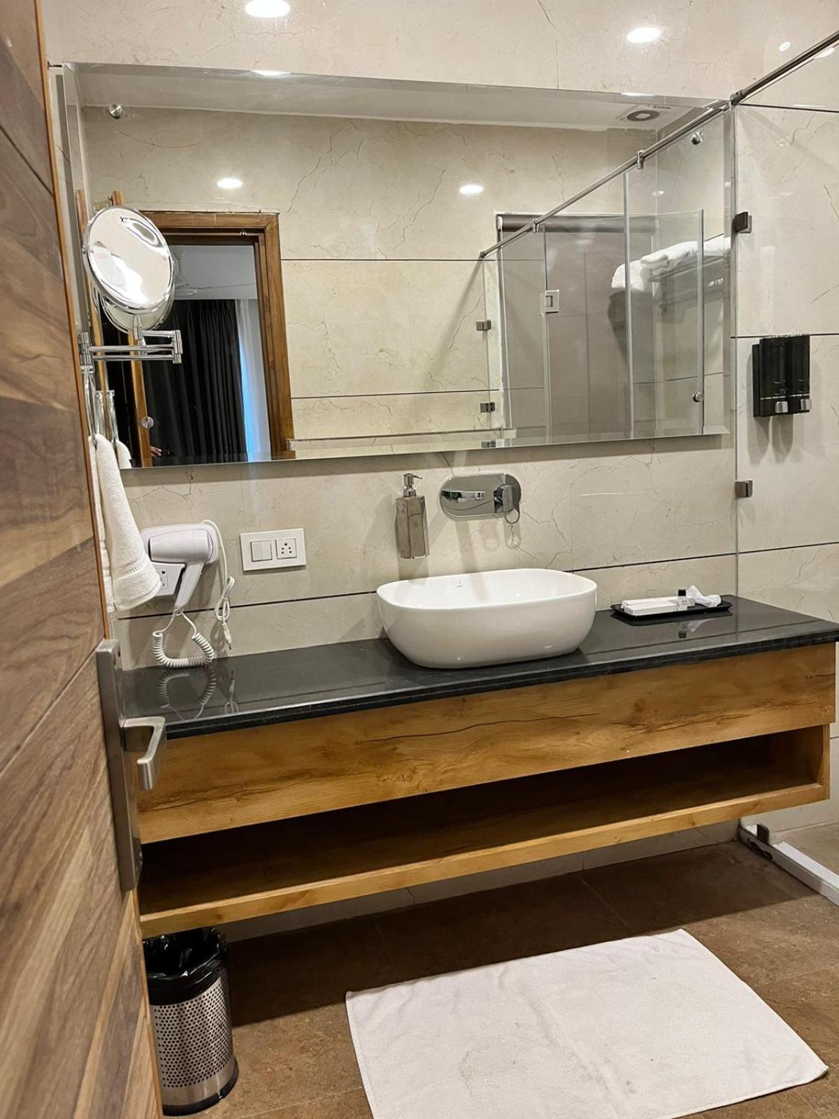 Deluxe King Room - Photo 4