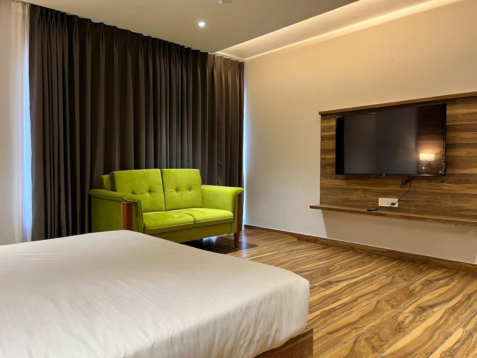 Deluxe King Room - Photo 5