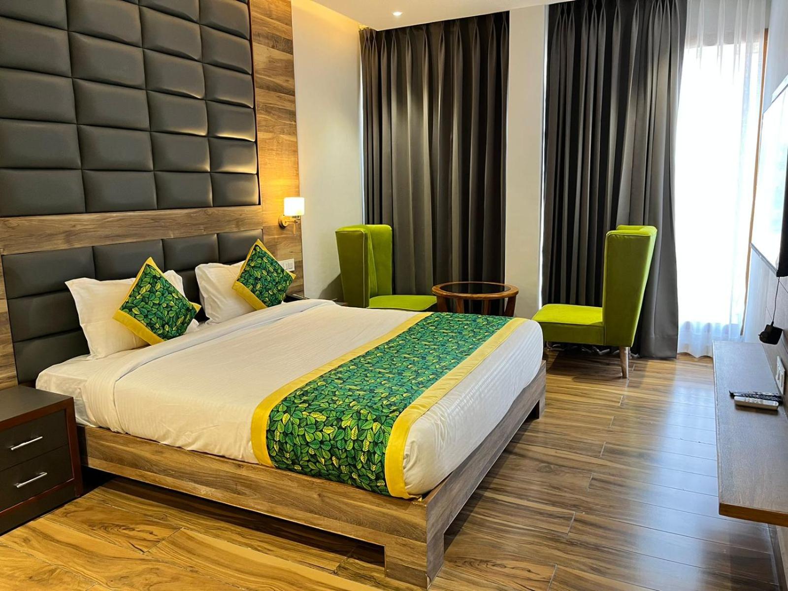 Deluxe King Room - Photo 2