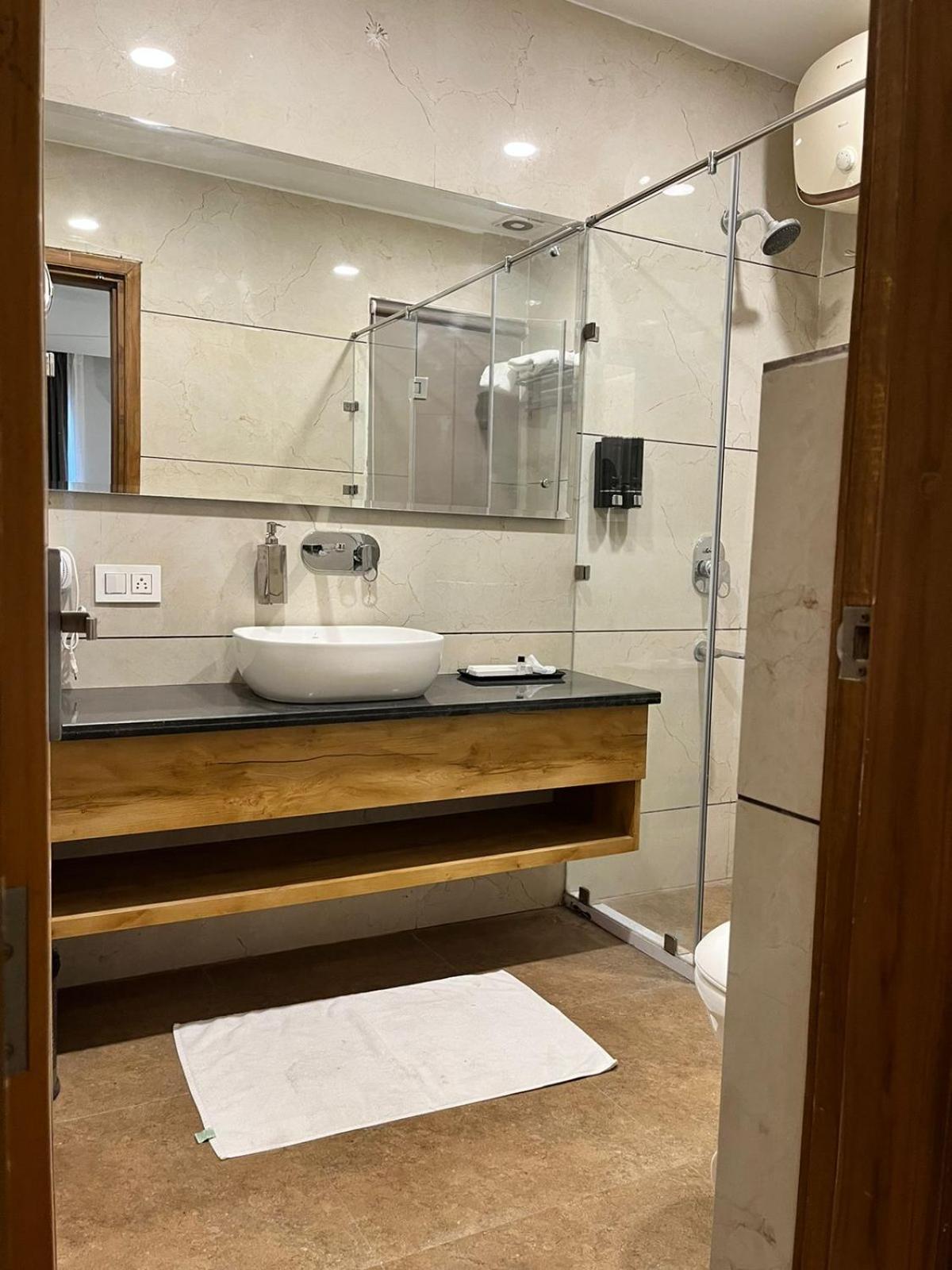 Deluxe King Room - Photo 10