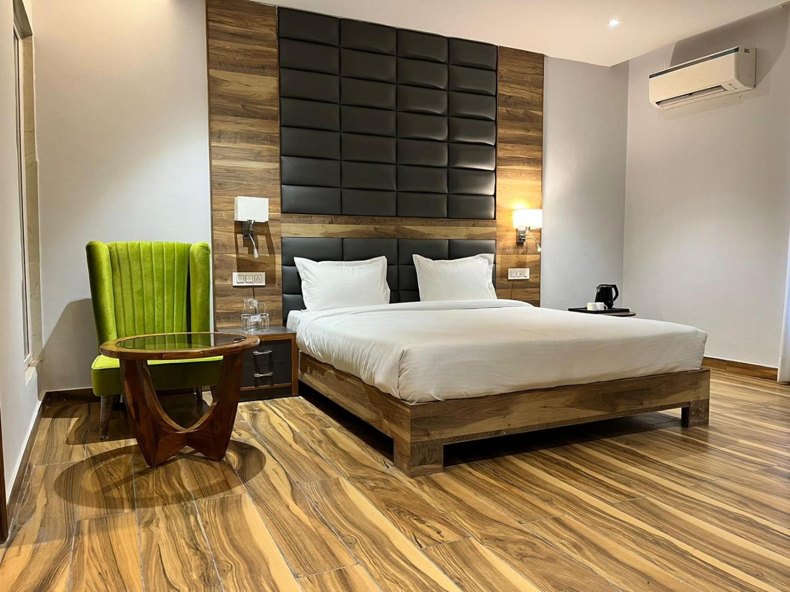 Deluxe King Room - Photo 1