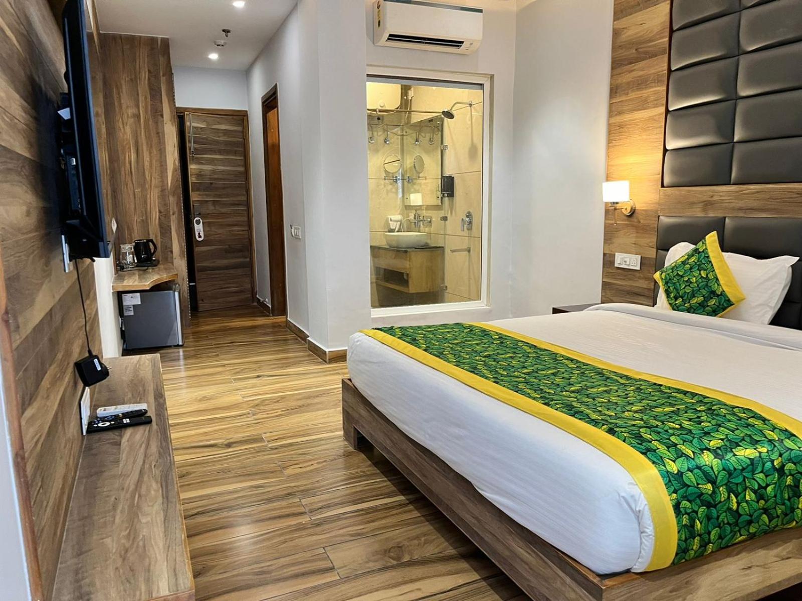 Deluxe King Room photo 3