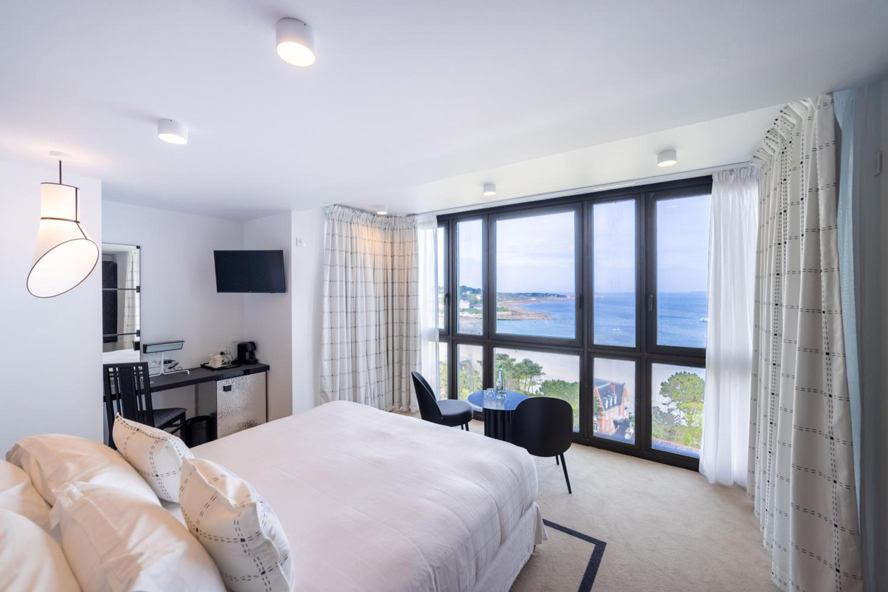 Double Room with Sea View - Photo 2