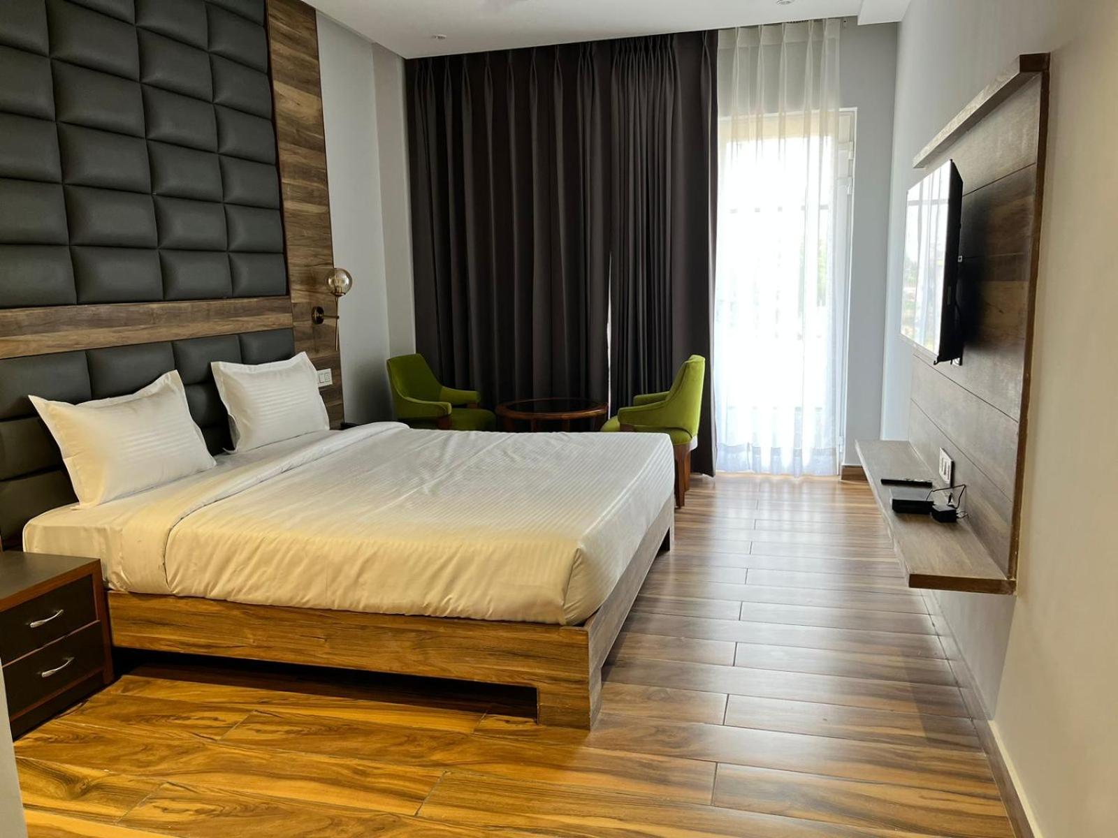 Deluxe King Room - Photo 9