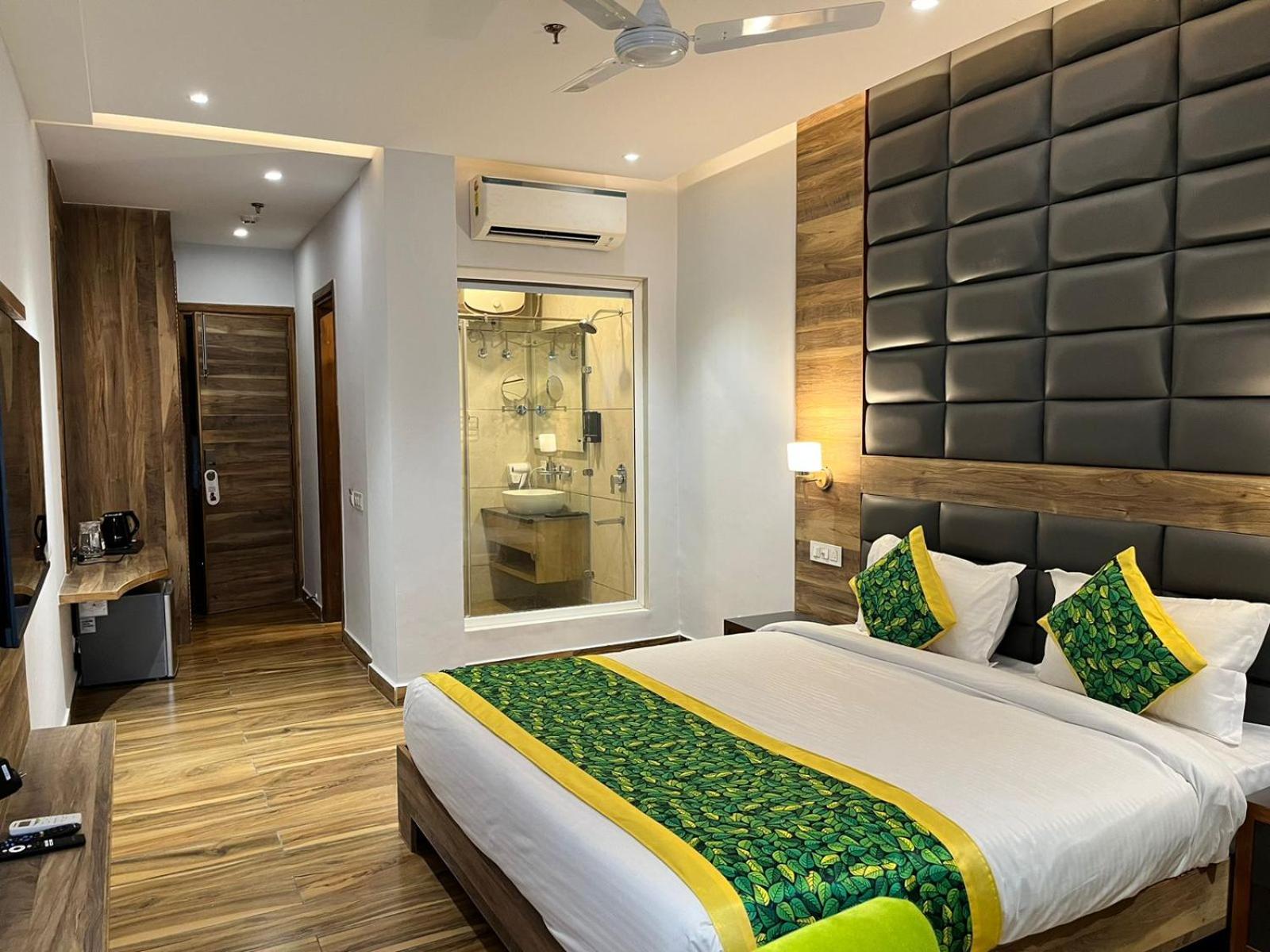 Deluxe King Room - Photo 6