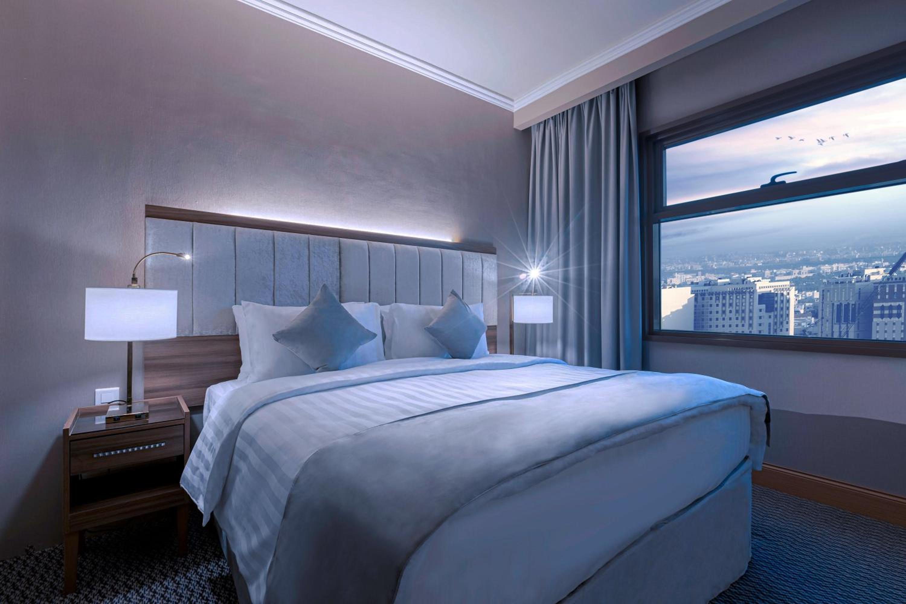Deluxe King Room City View - Photo 1