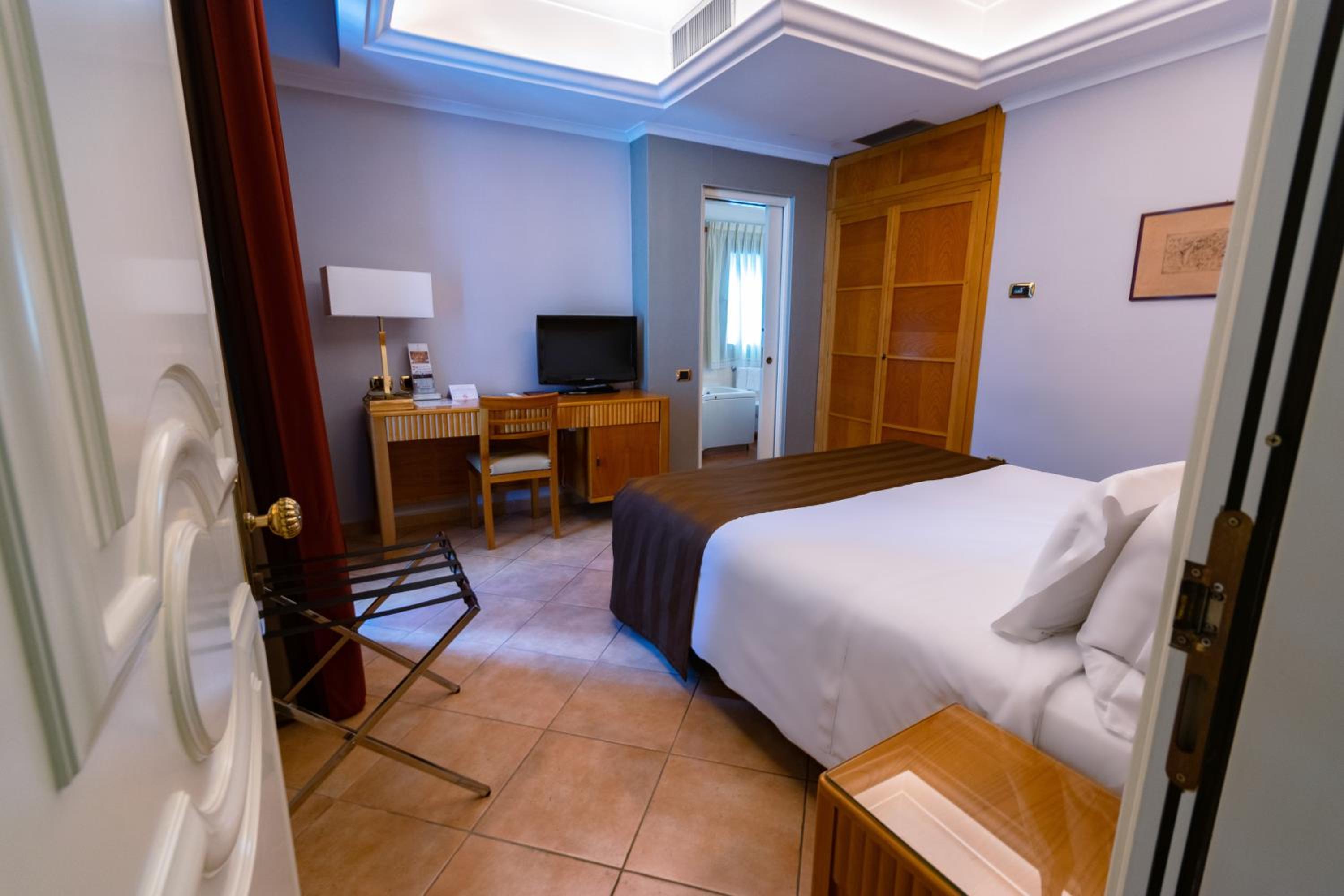 Double Room - Photo 7