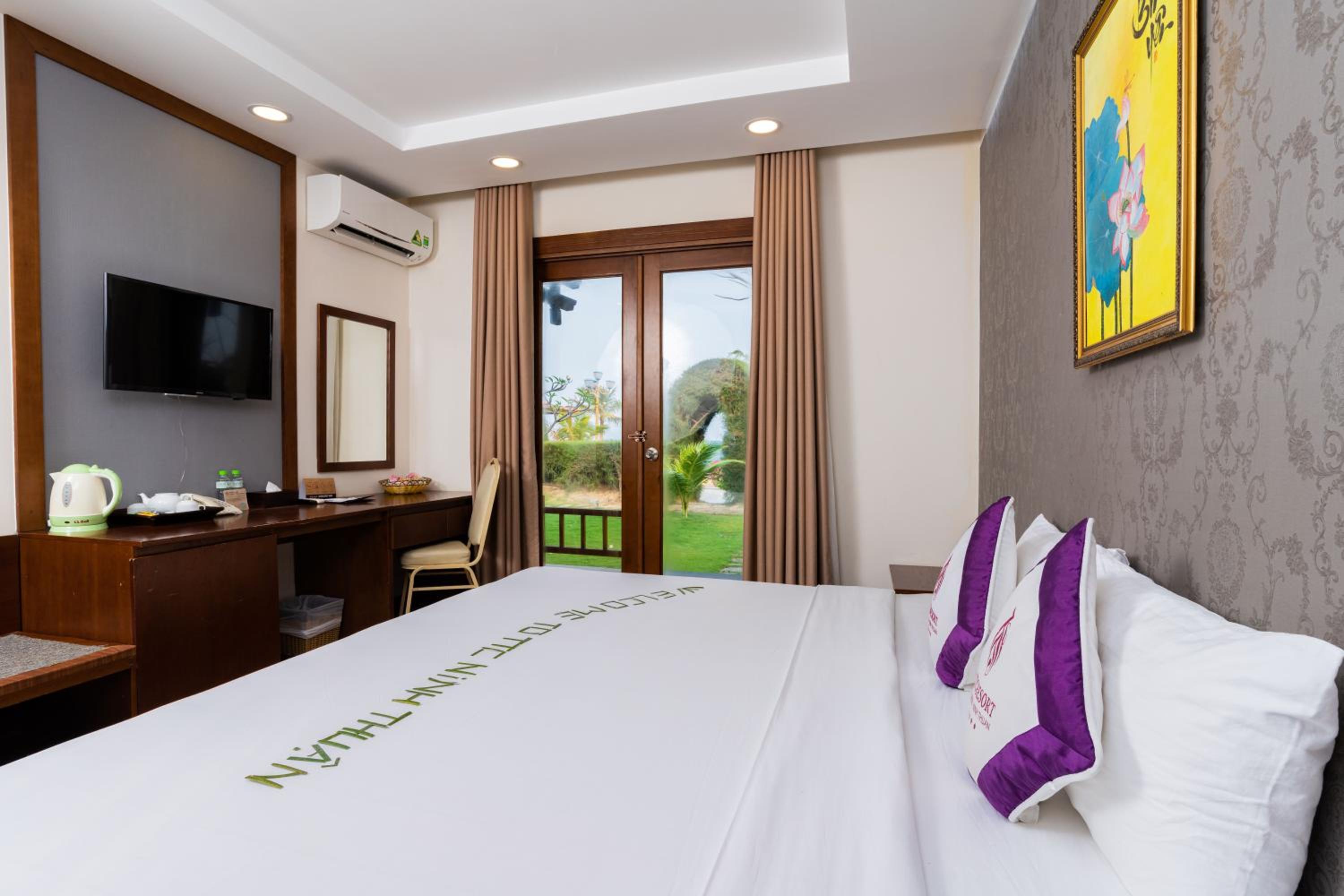 Deluxe Bungalow Double Room with Terrace - Sea View photo 1