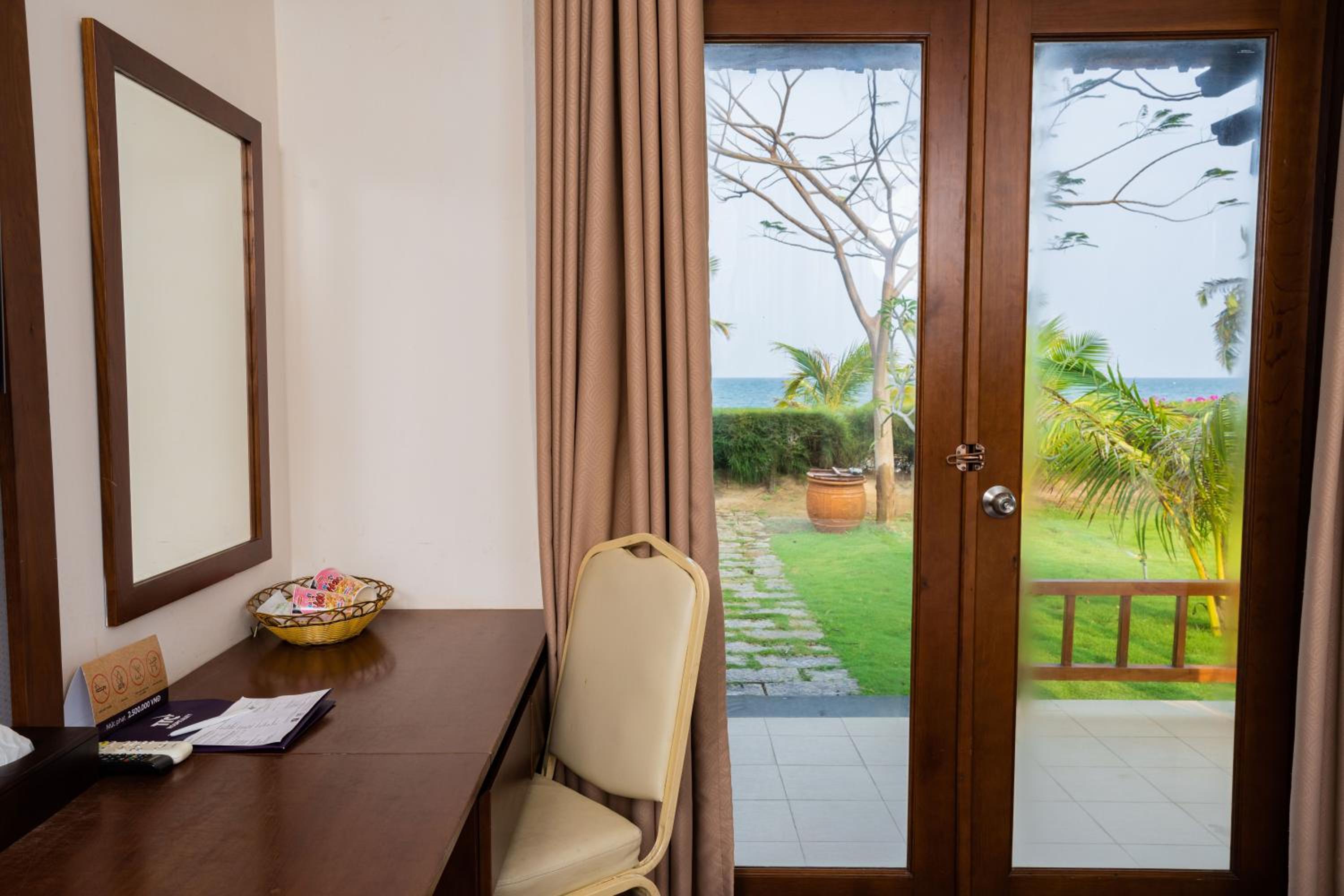 Deluxe Bungalow Twin Room with Terrace - Sea View photo 3