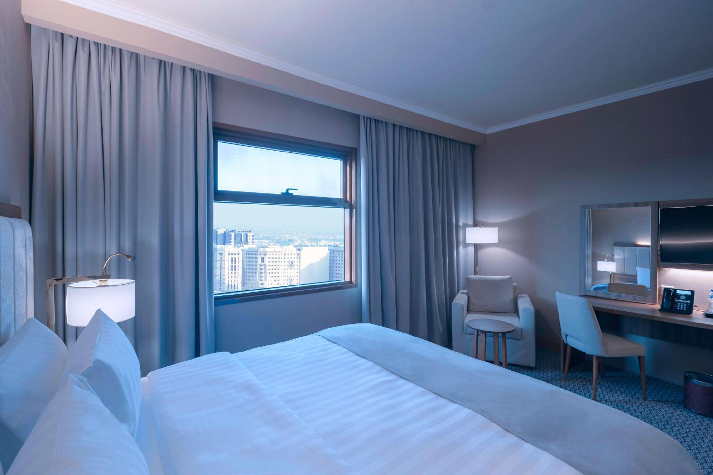 Deluxe King Room City View - Photo 5