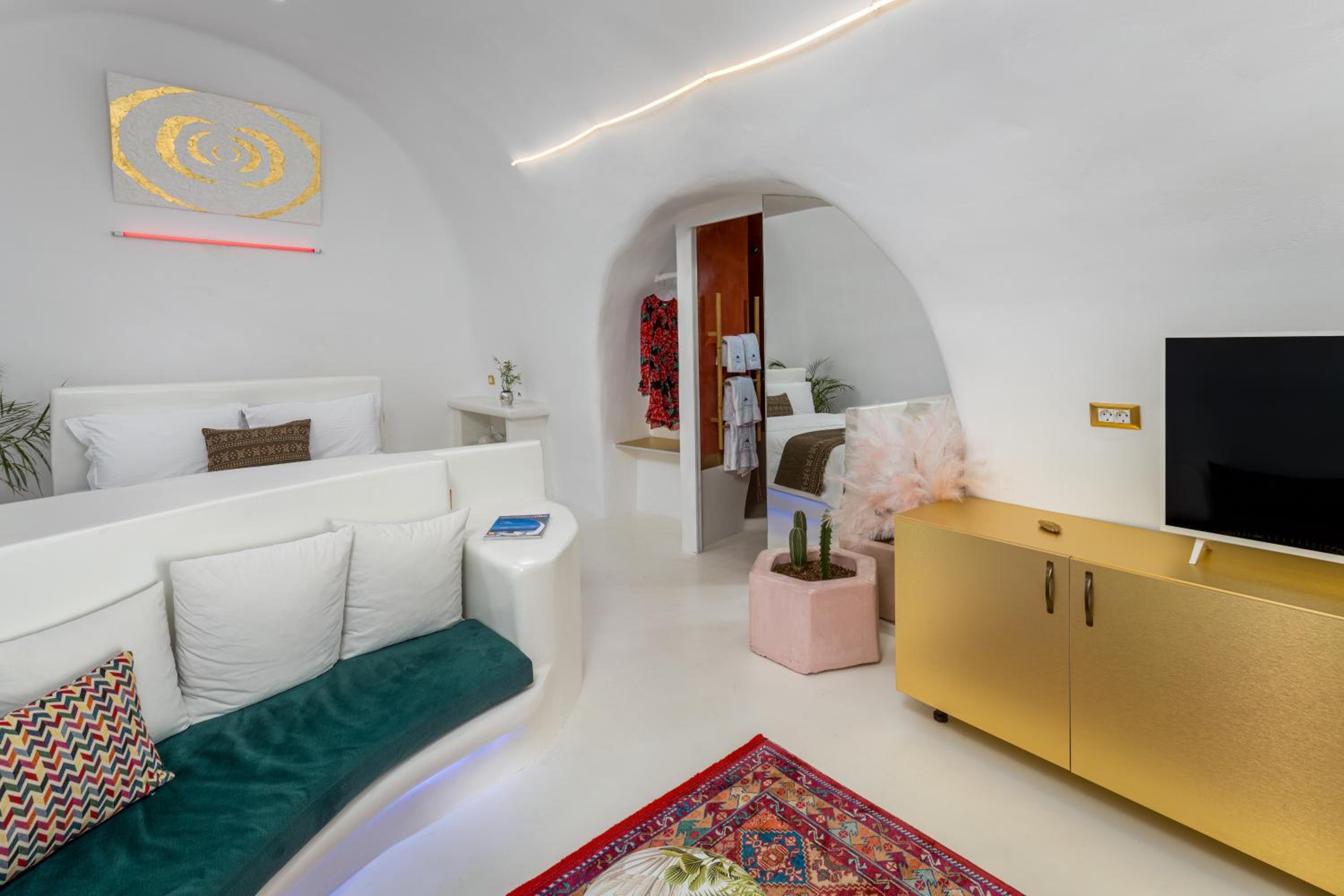 Deluxe Suite with Sea View - Photo 23
