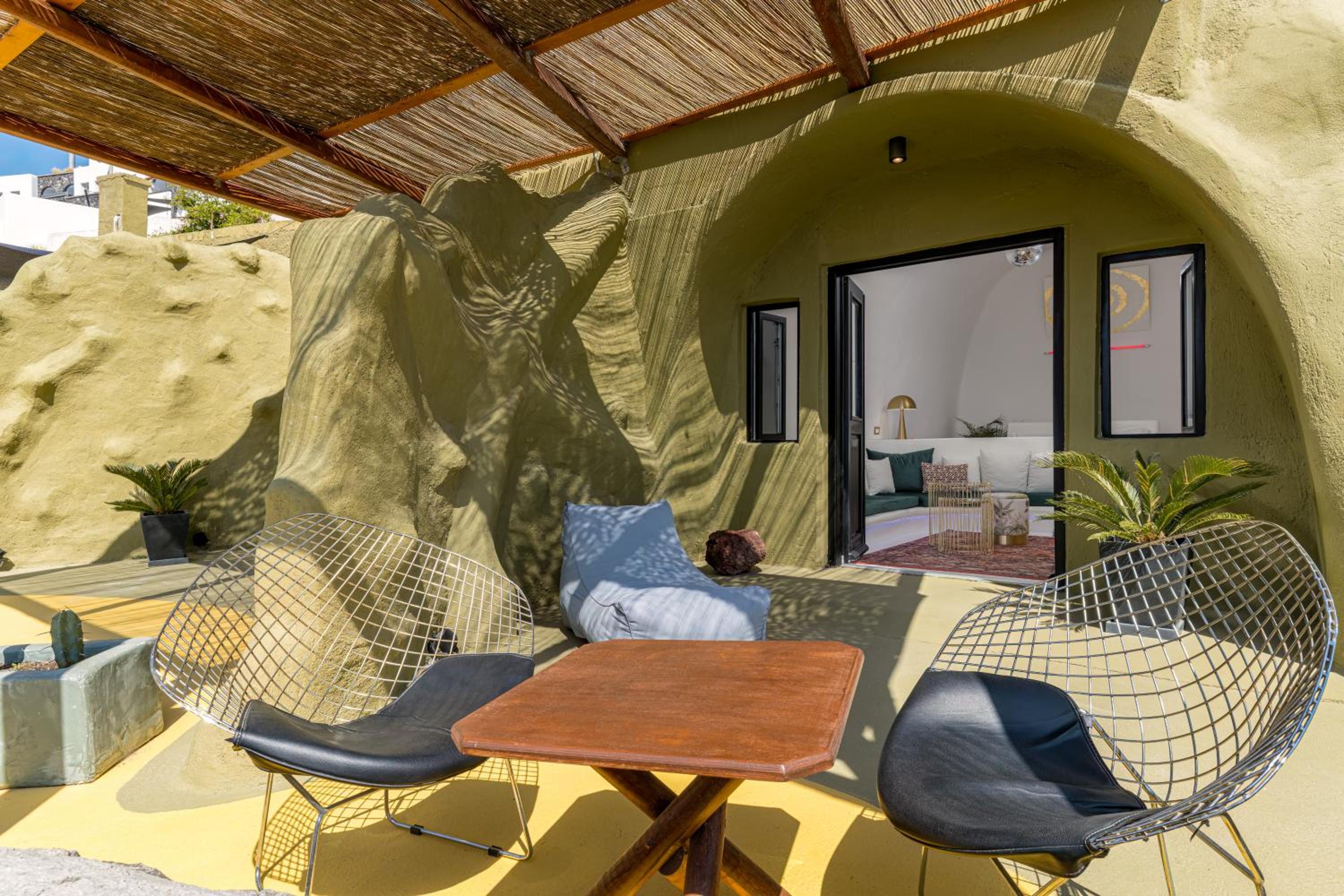 Deluxe Suite with Sea View - Photo 17