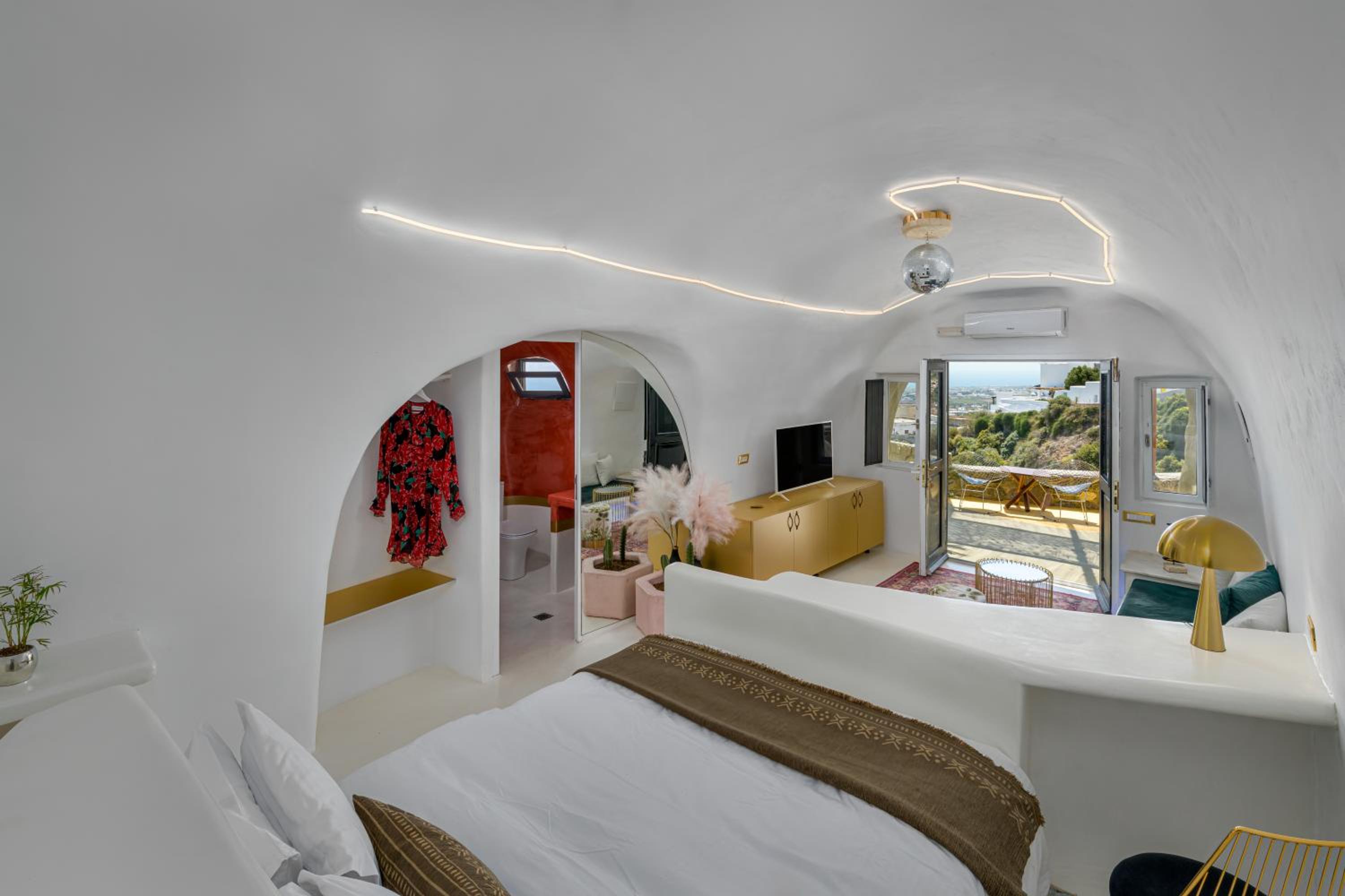 Deluxe Suite with Sea View - Photo 24