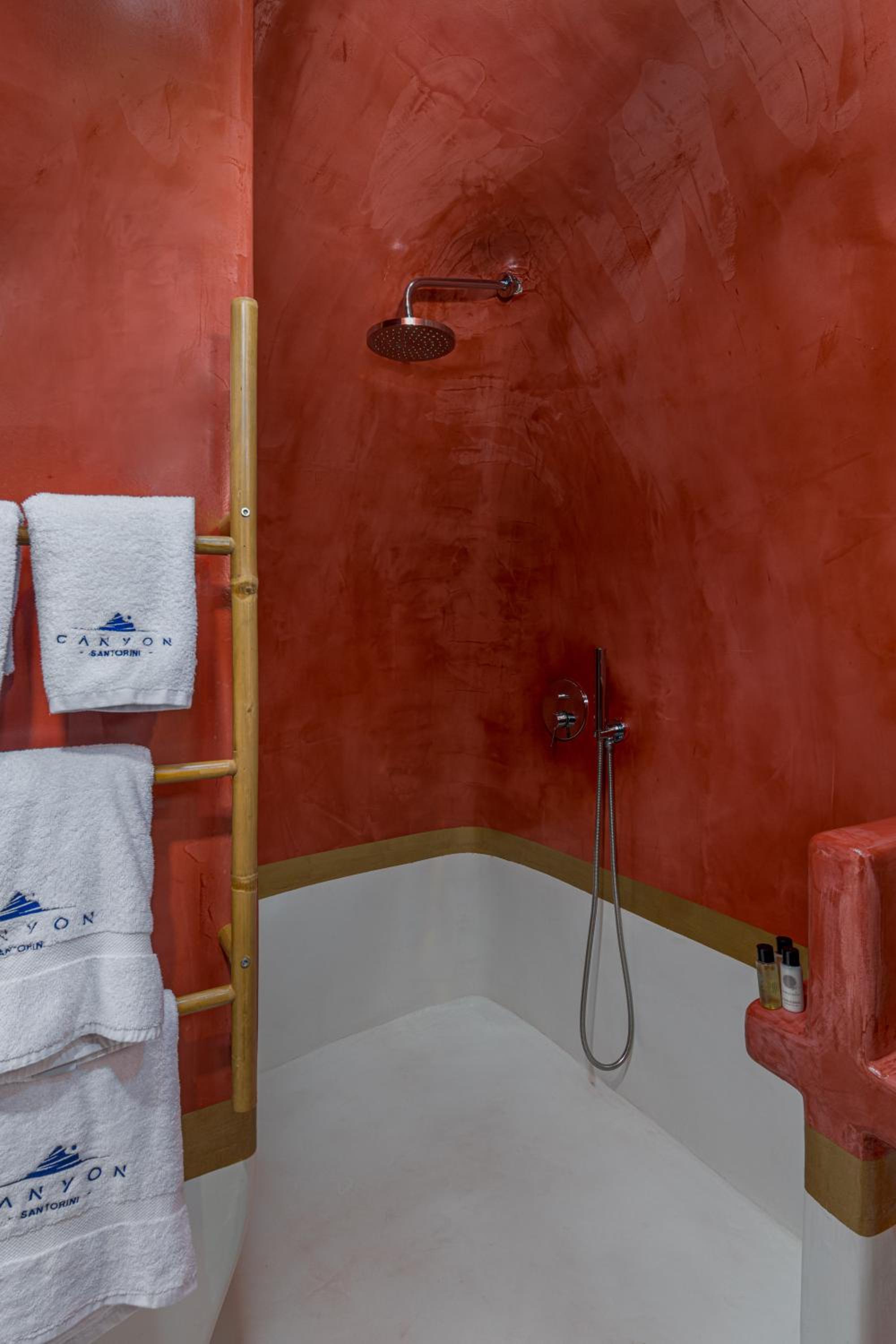Deluxe Suite with Sea View - Photo 13