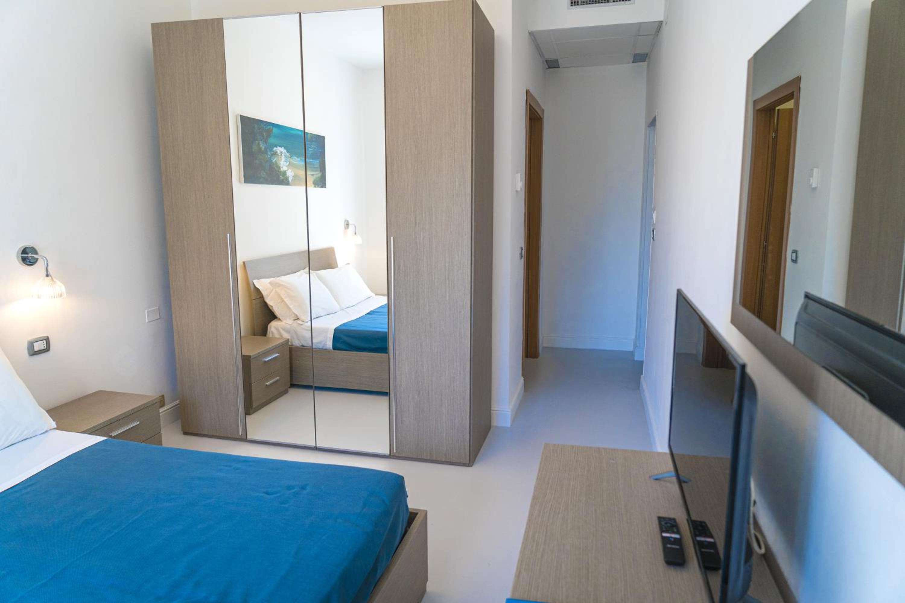 Double Room with Sea View - Photo 11