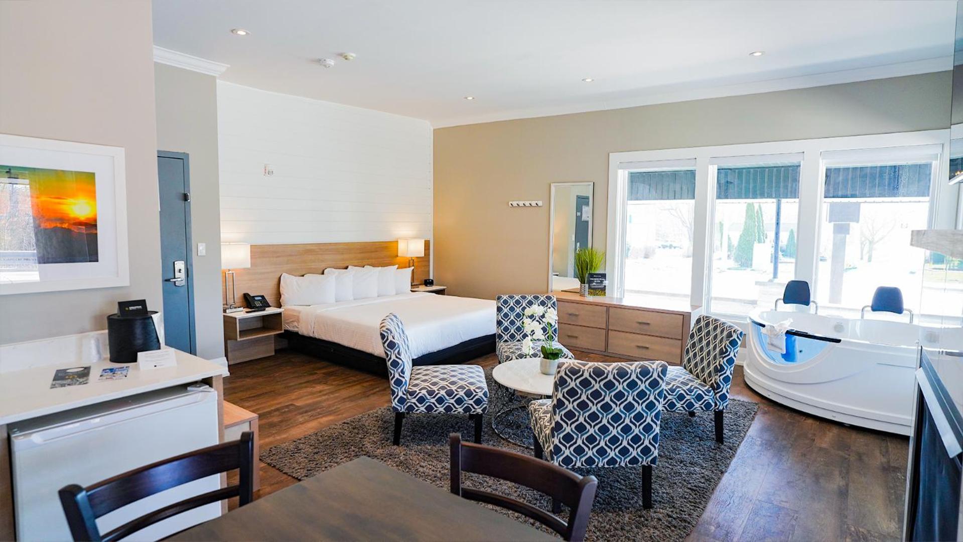King Suite with Spa Bath - Photo 2