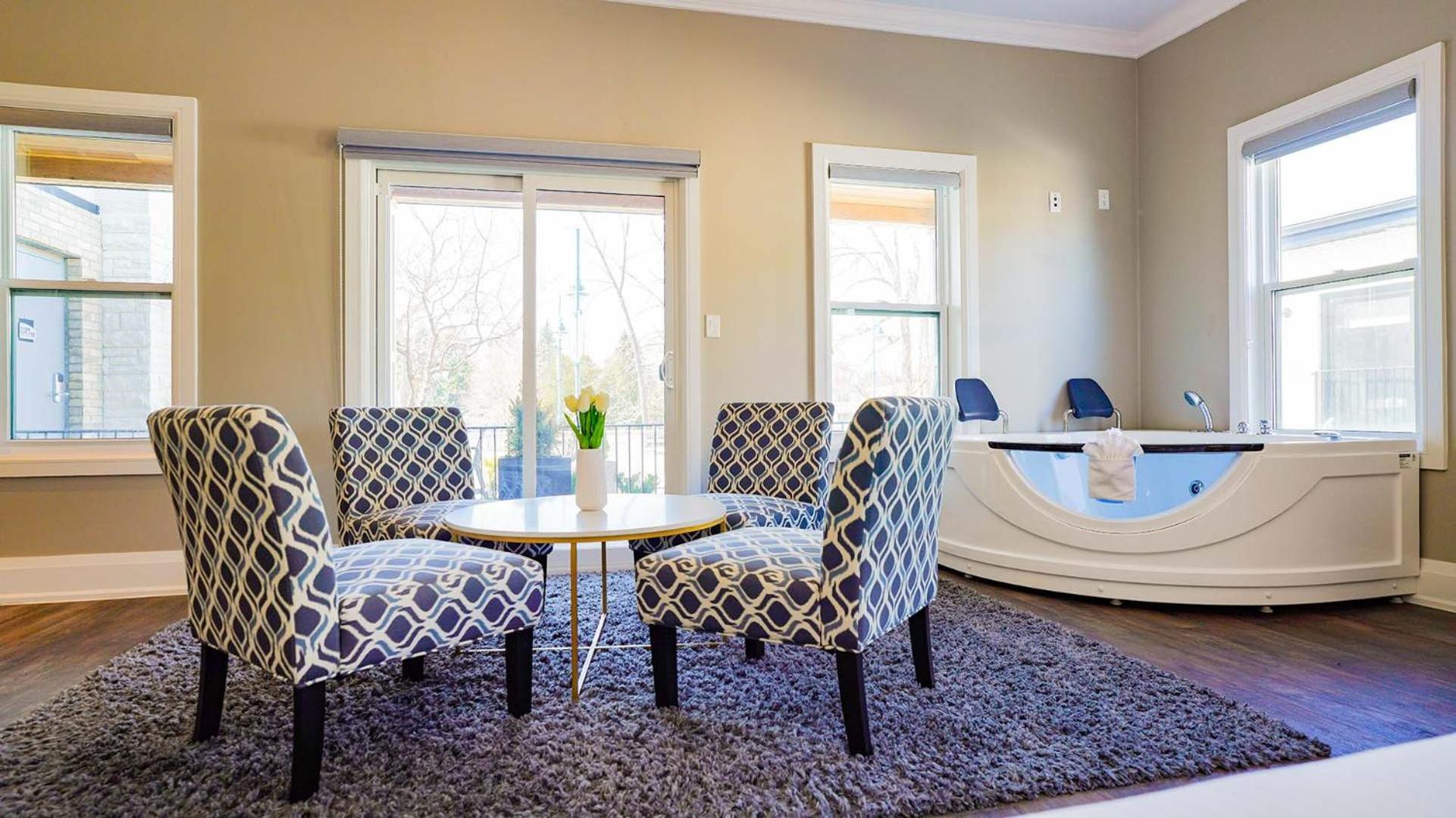 King Suite with Spa Bath - Photo 4