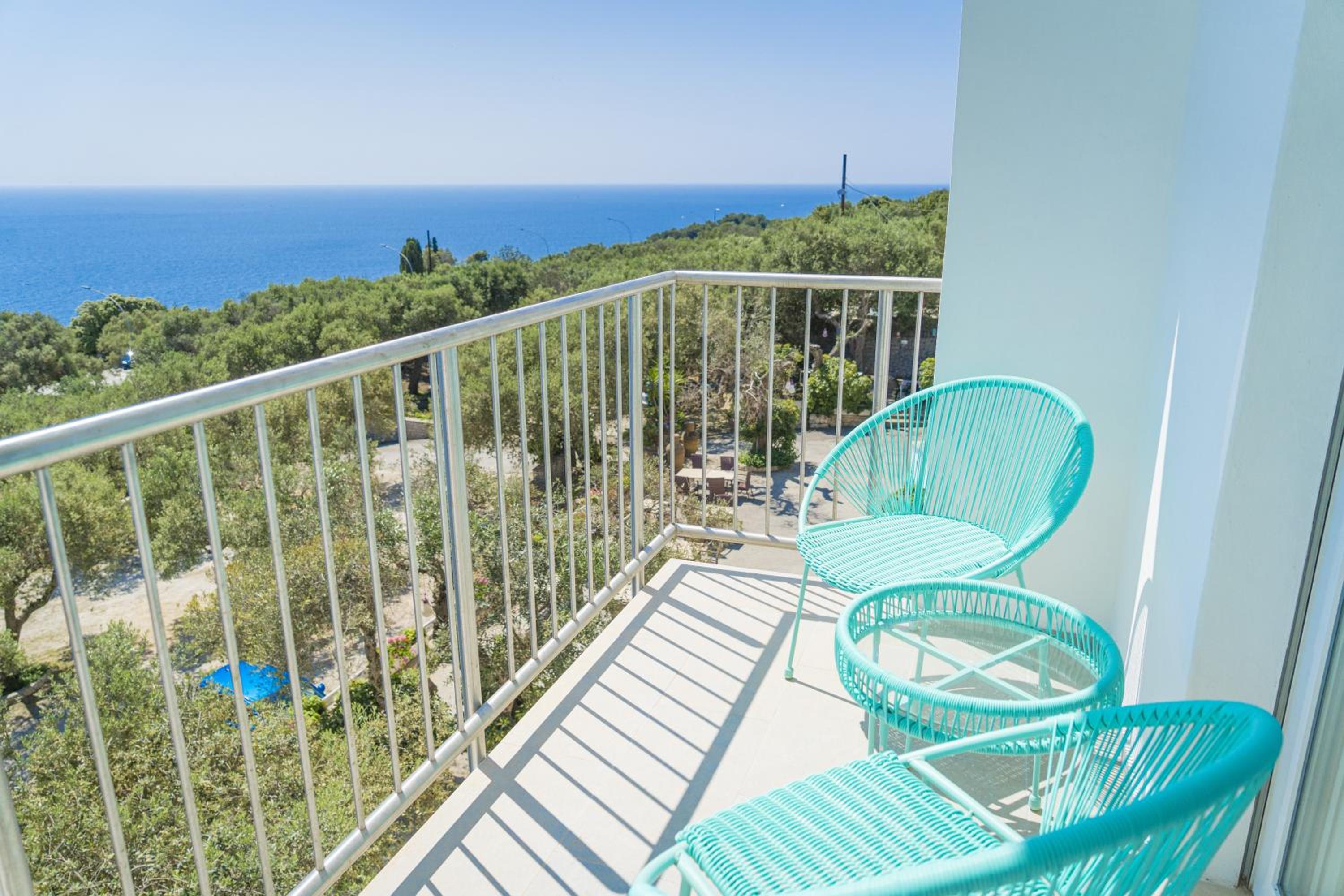 Superior Double Room with Balcony and Sea View - Photo 3