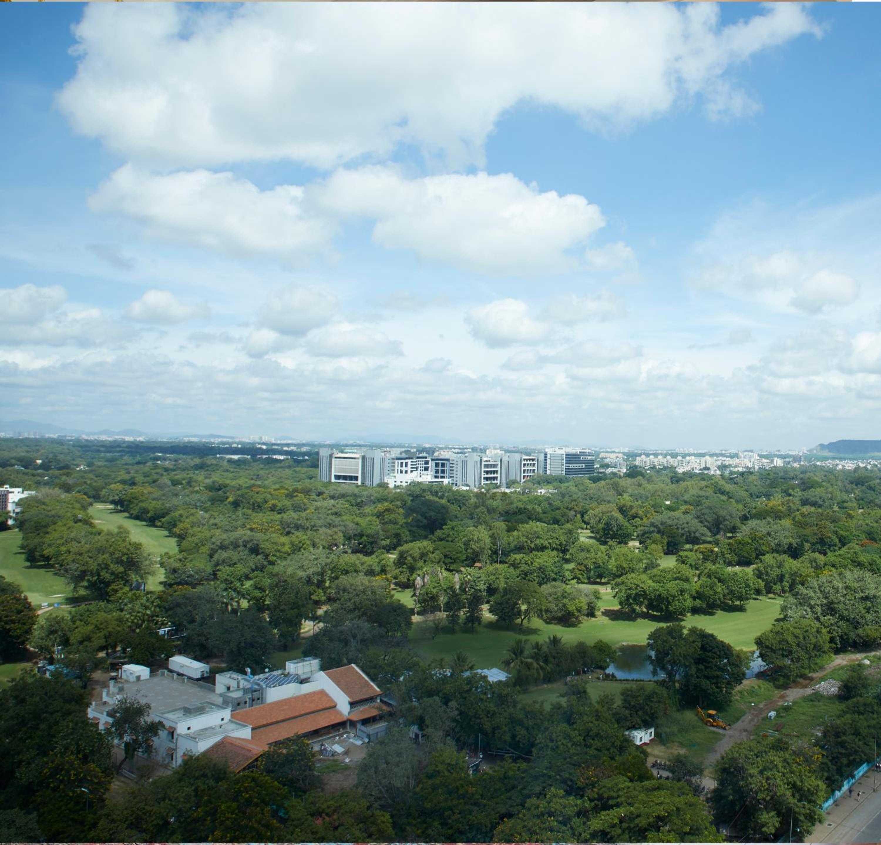 Deluxe King Room with Golf View - Photo 4