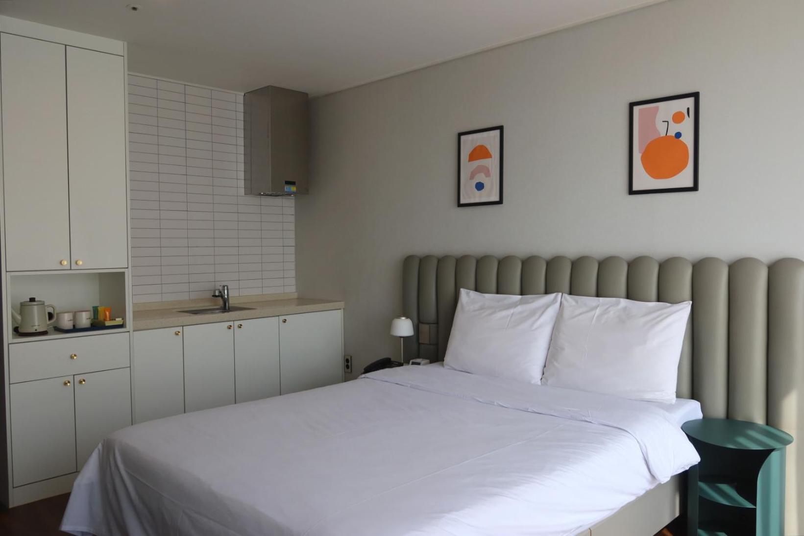 Standard Queen Room - Photo 11