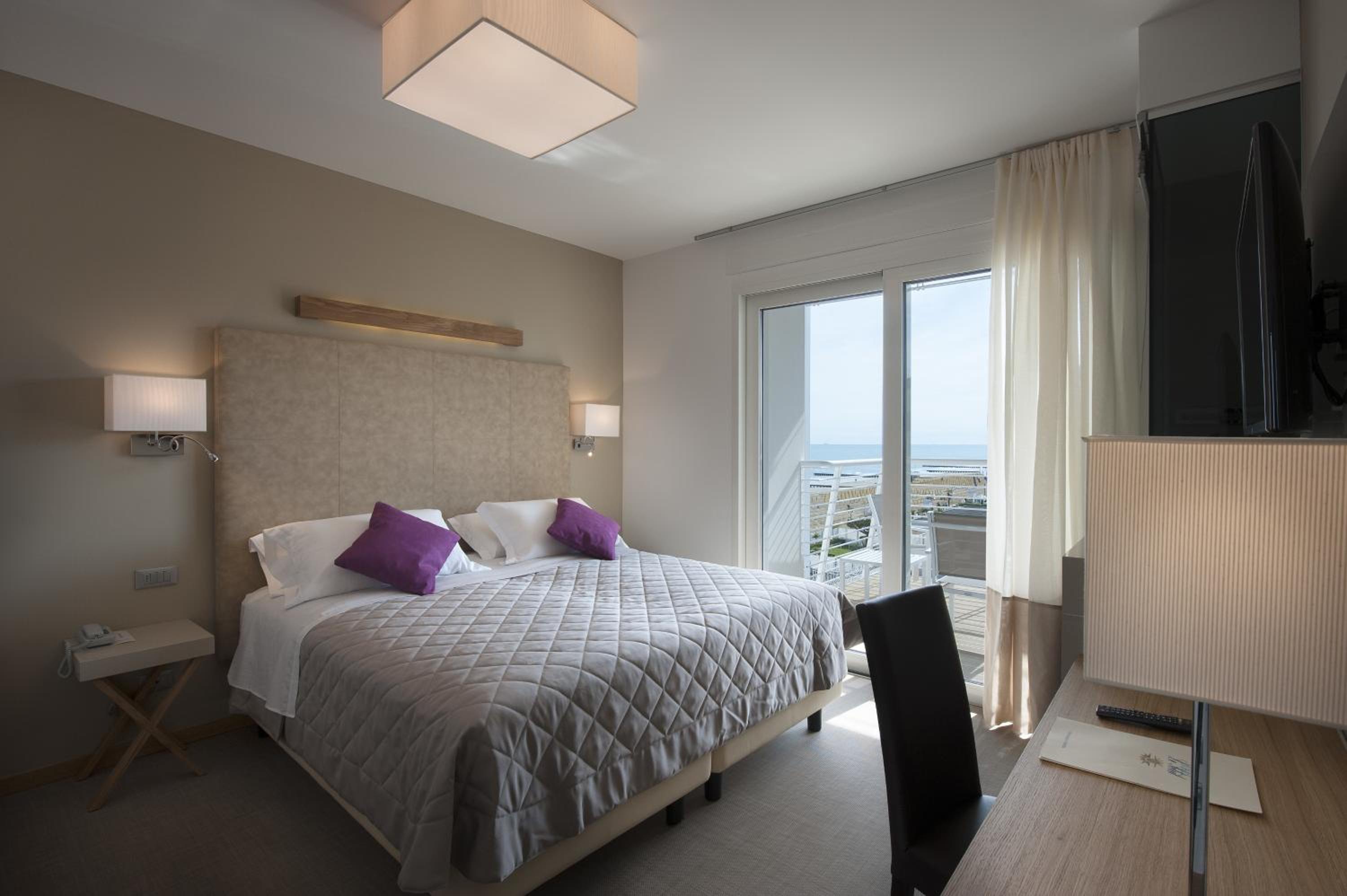 Deluxe Double or Twin Room with Partial Sea View - Photo 4