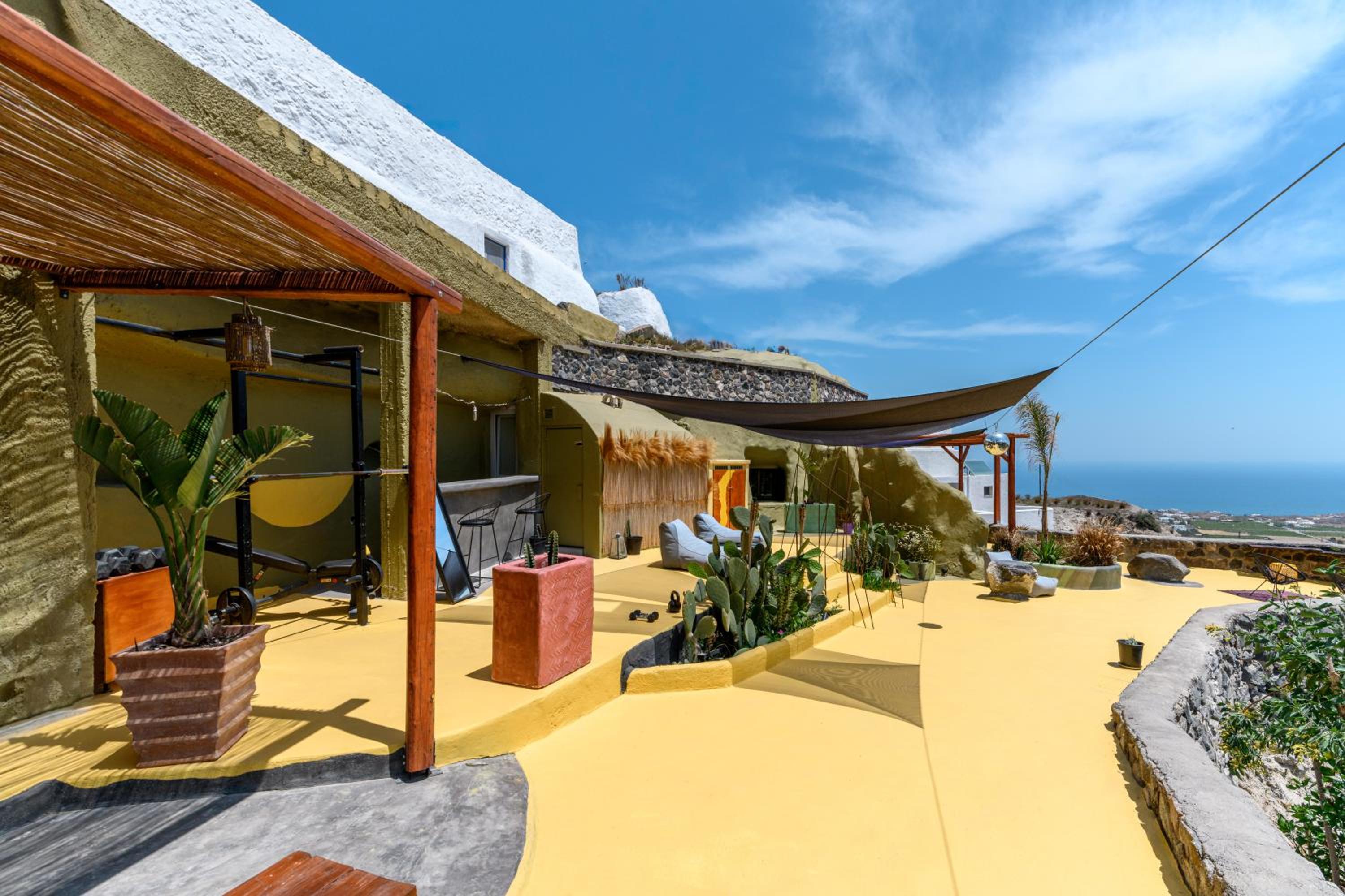 Deluxe Suite with Sea View - Photo 3