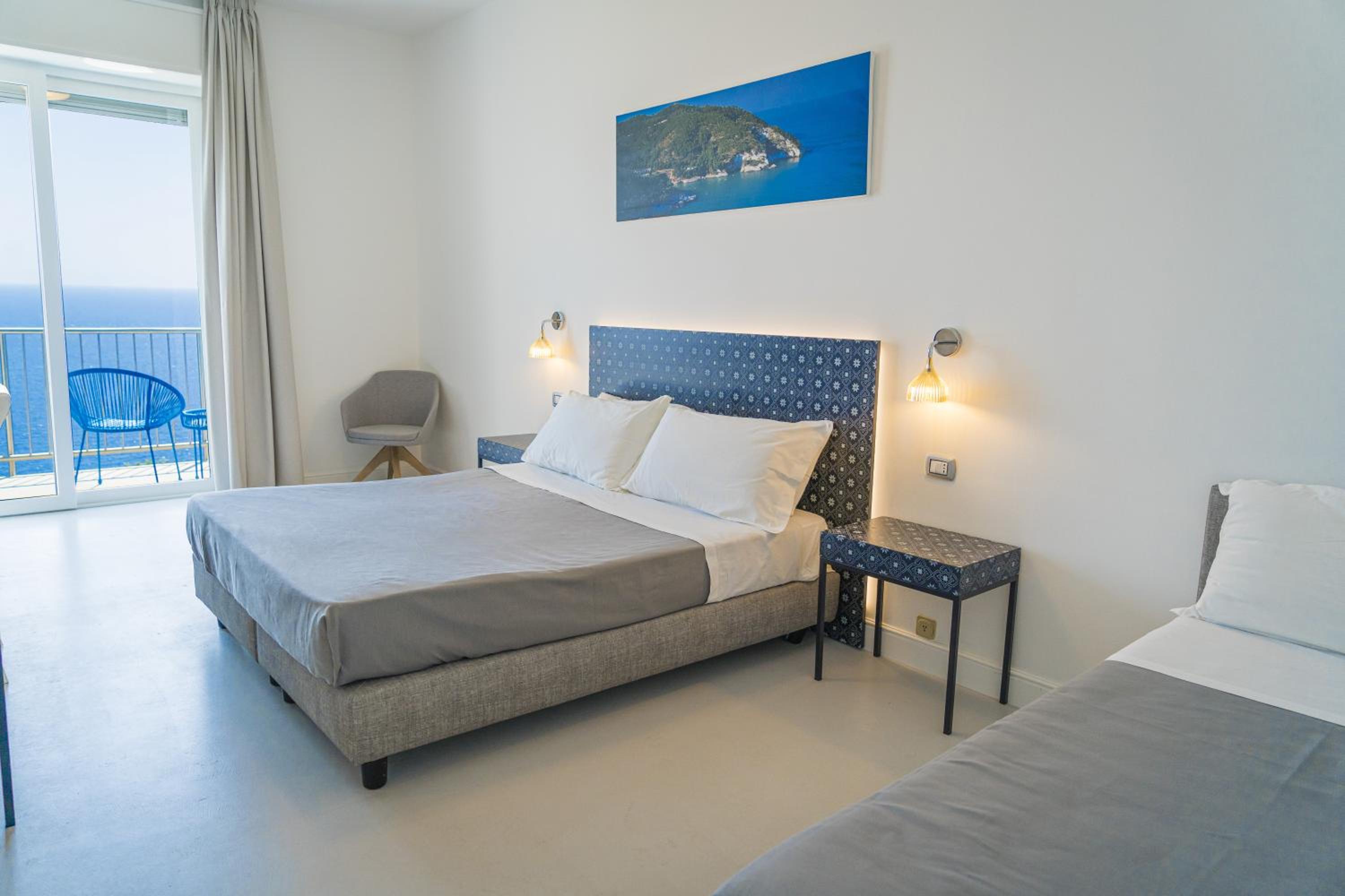 Superior Double Room with Balcony and Sea View - Photo 9