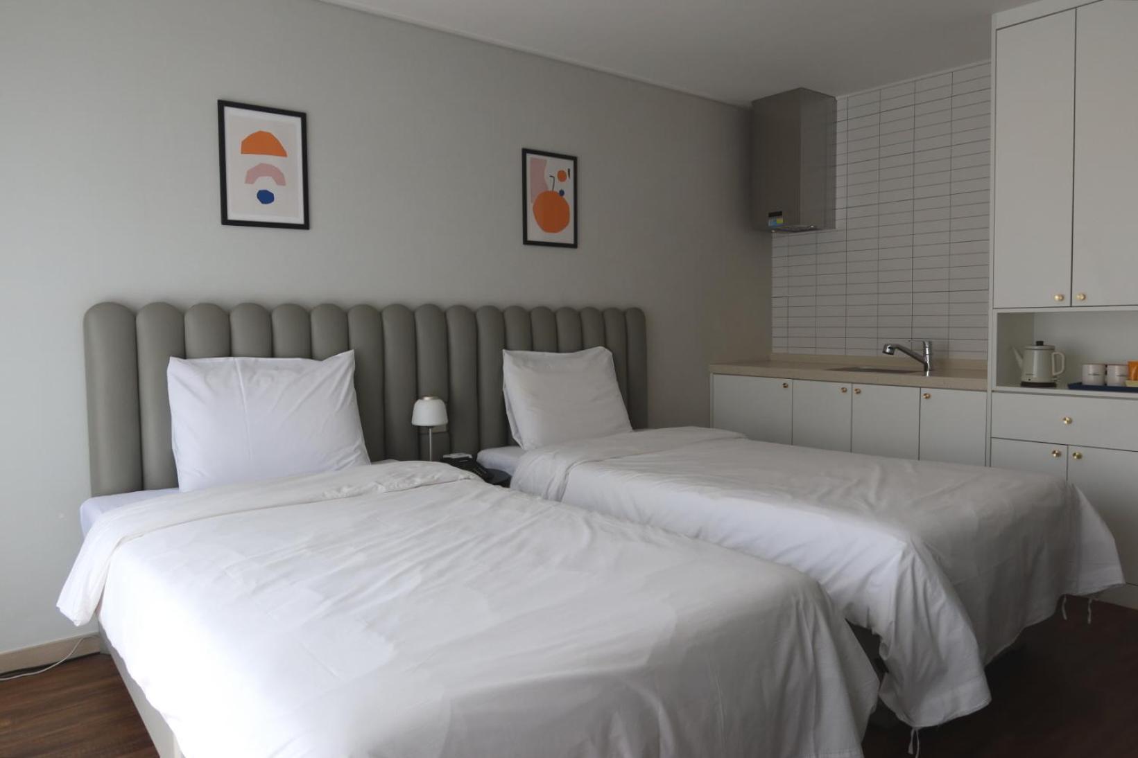 Standard Twin Room - Photo 4