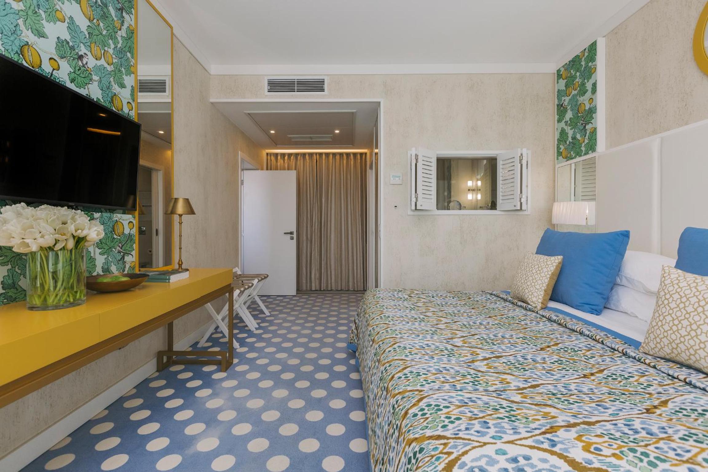 Suite with Balcony and Sea View photo 2