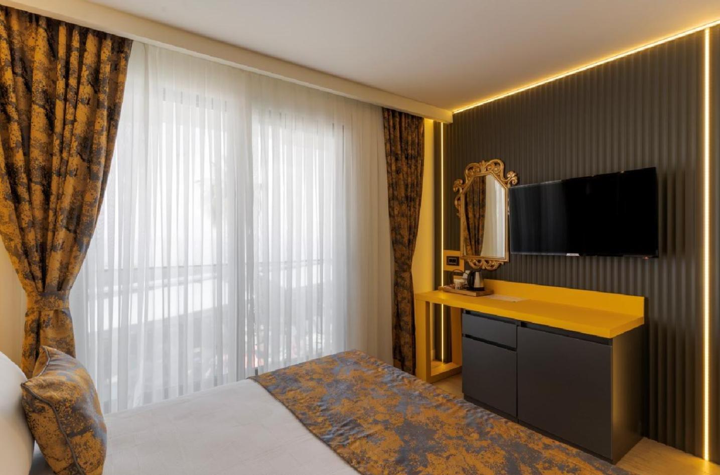 Deluxe Quadruple Room thumbnail 6