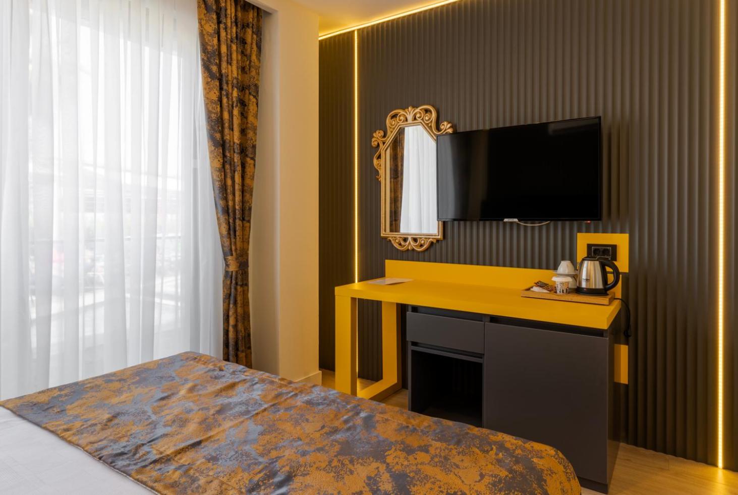 Deluxe Quadruple Room thumbnail 5
