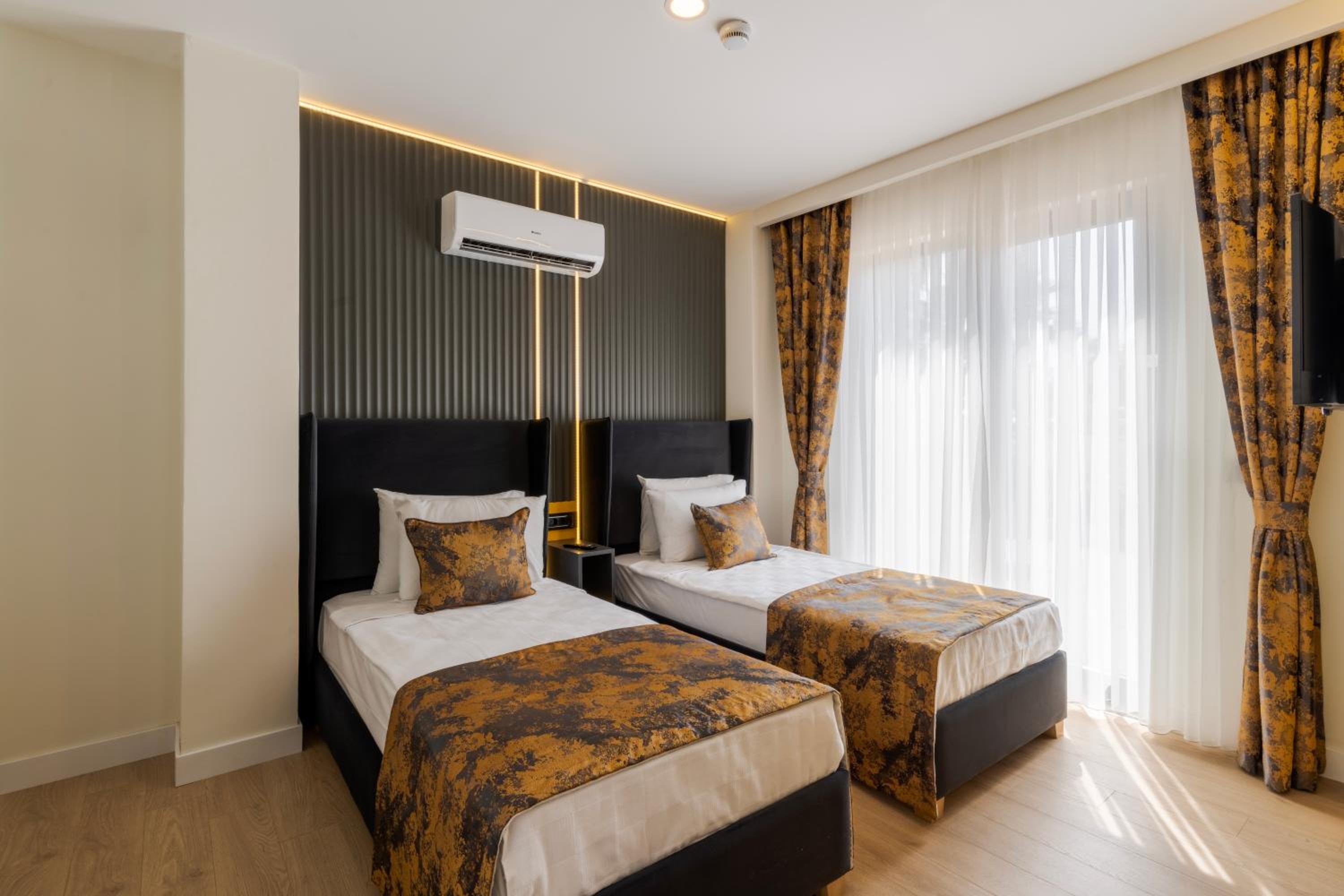 Deluxe Quadruple Room thumbnail 5
