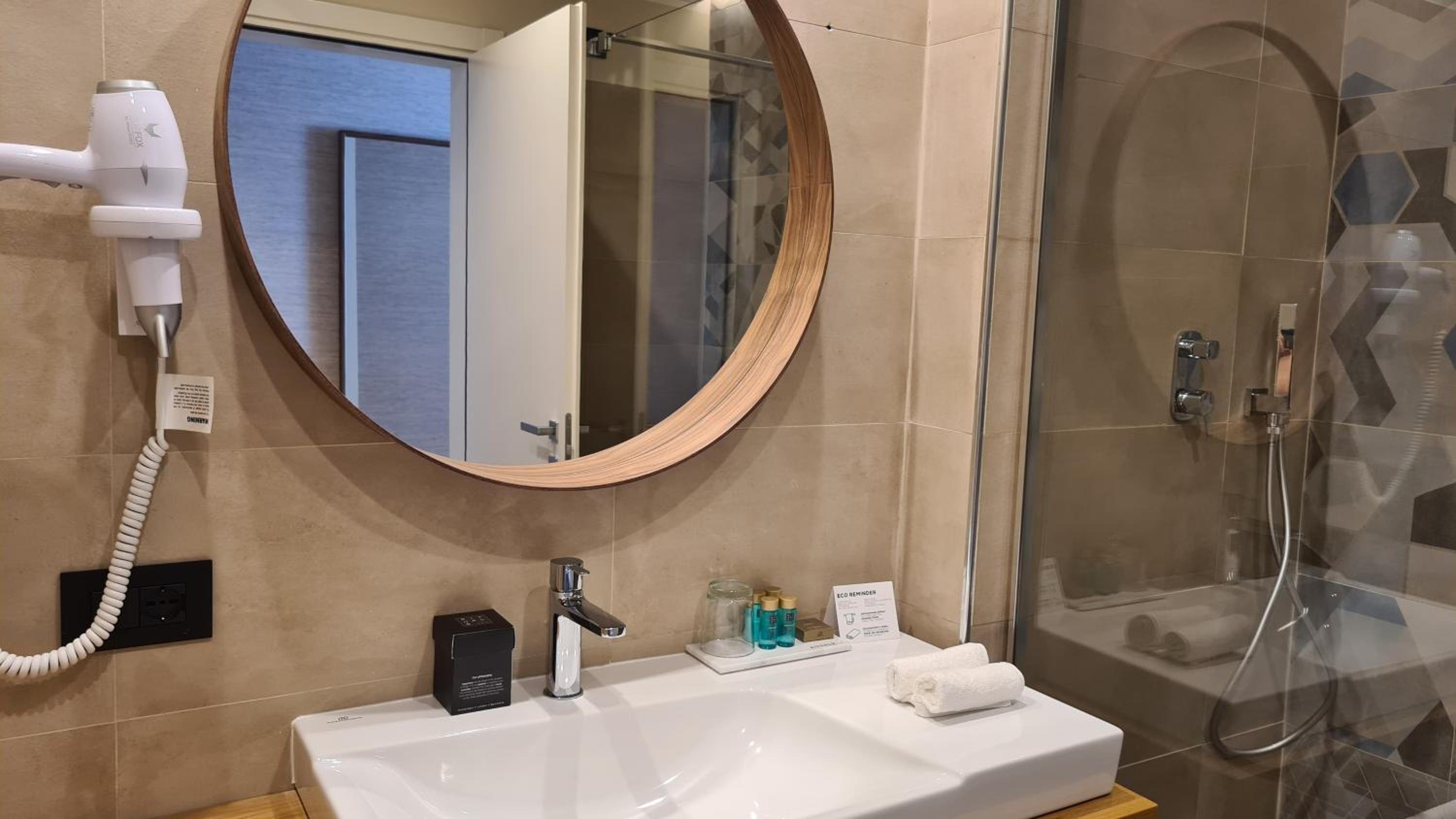 Deluxe Room - Photo 6