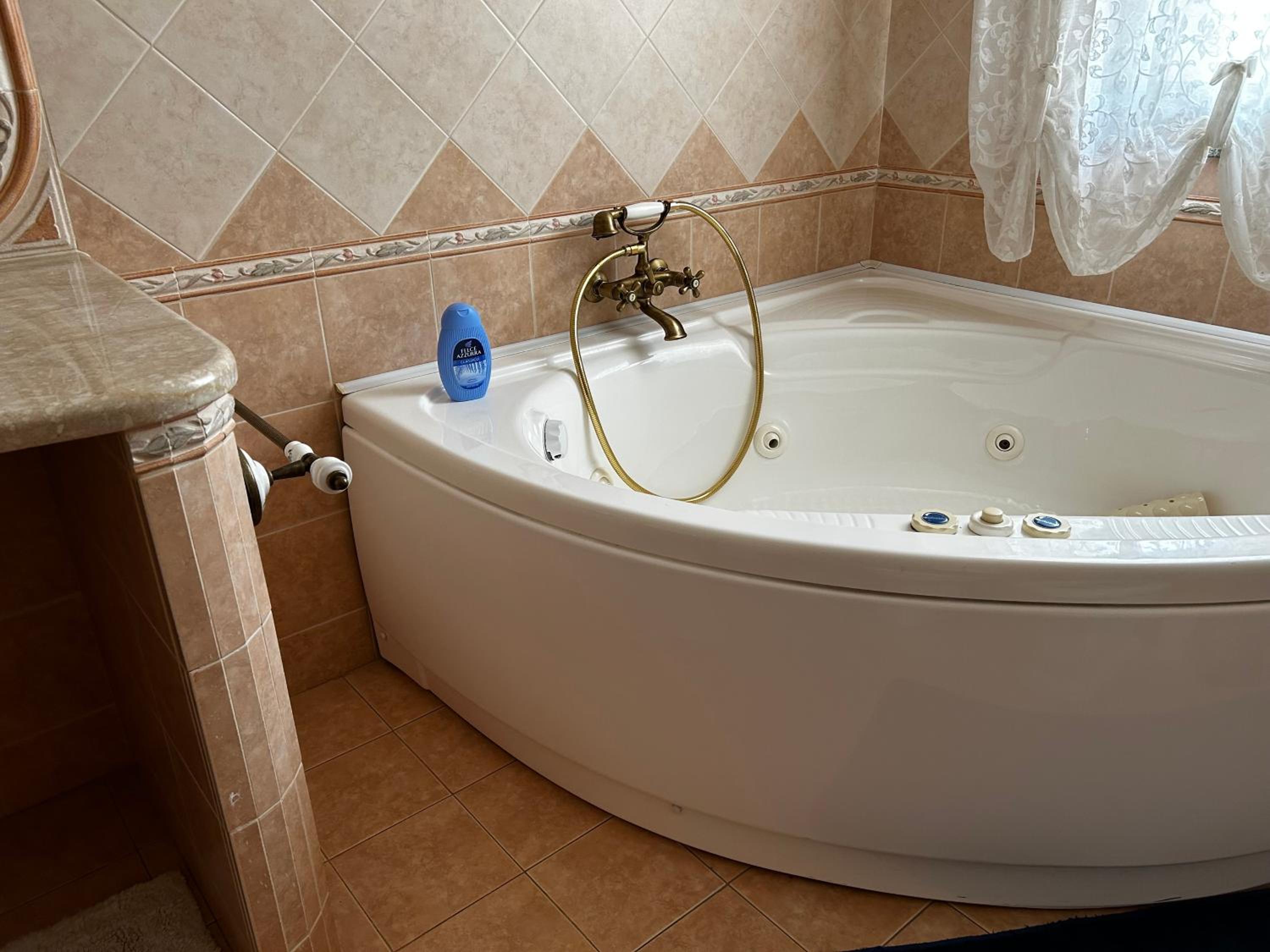 Double Room with Private Bathroom - Photo 8