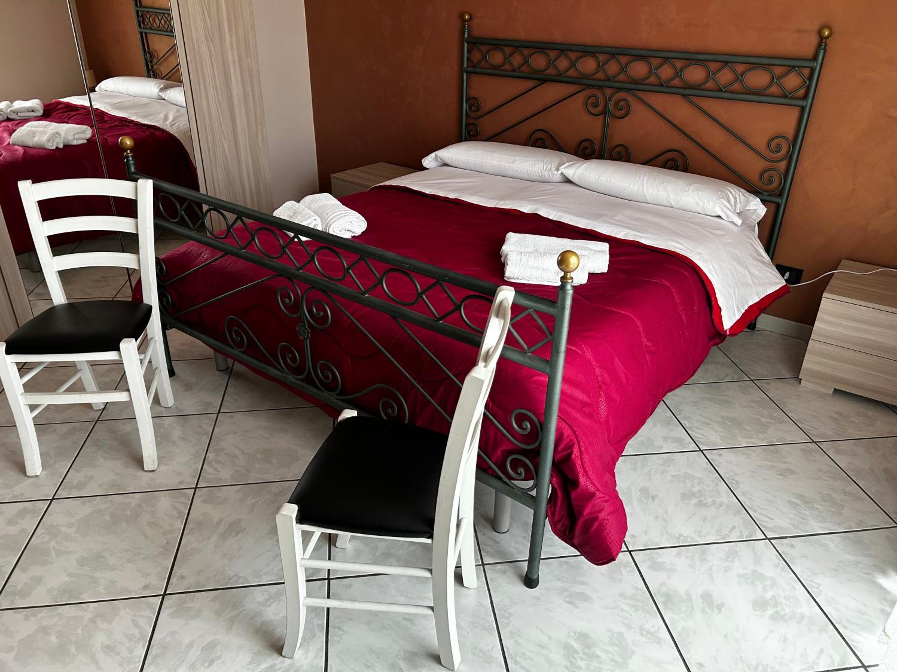 Double Room with Private Bathroom - Photo 9