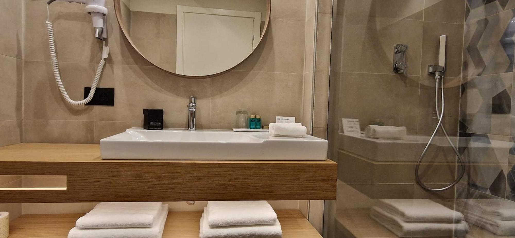Deluxe Room (2 Adults + 1 Child) - Photo 4