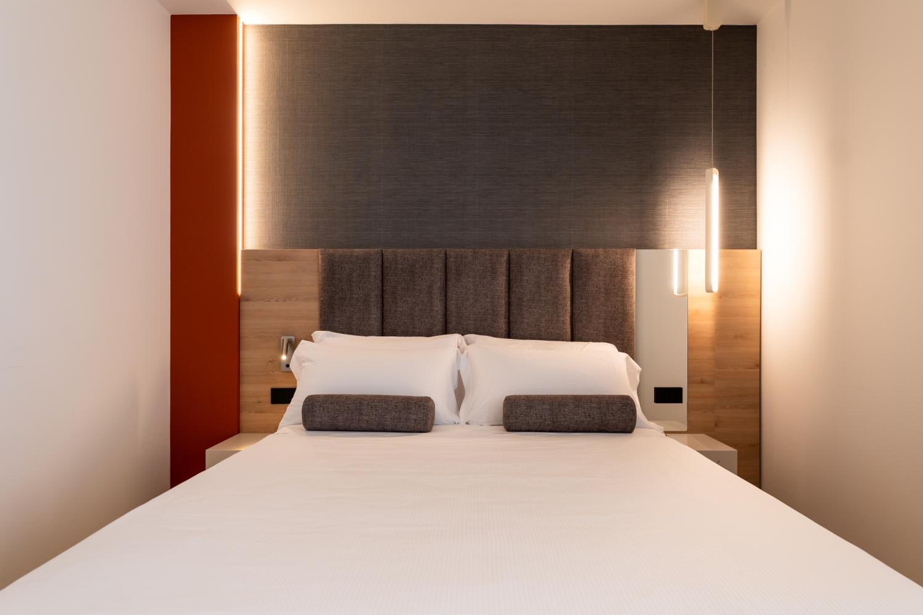 Superior Double Room with Side Sea View and Balcony - Photo 4