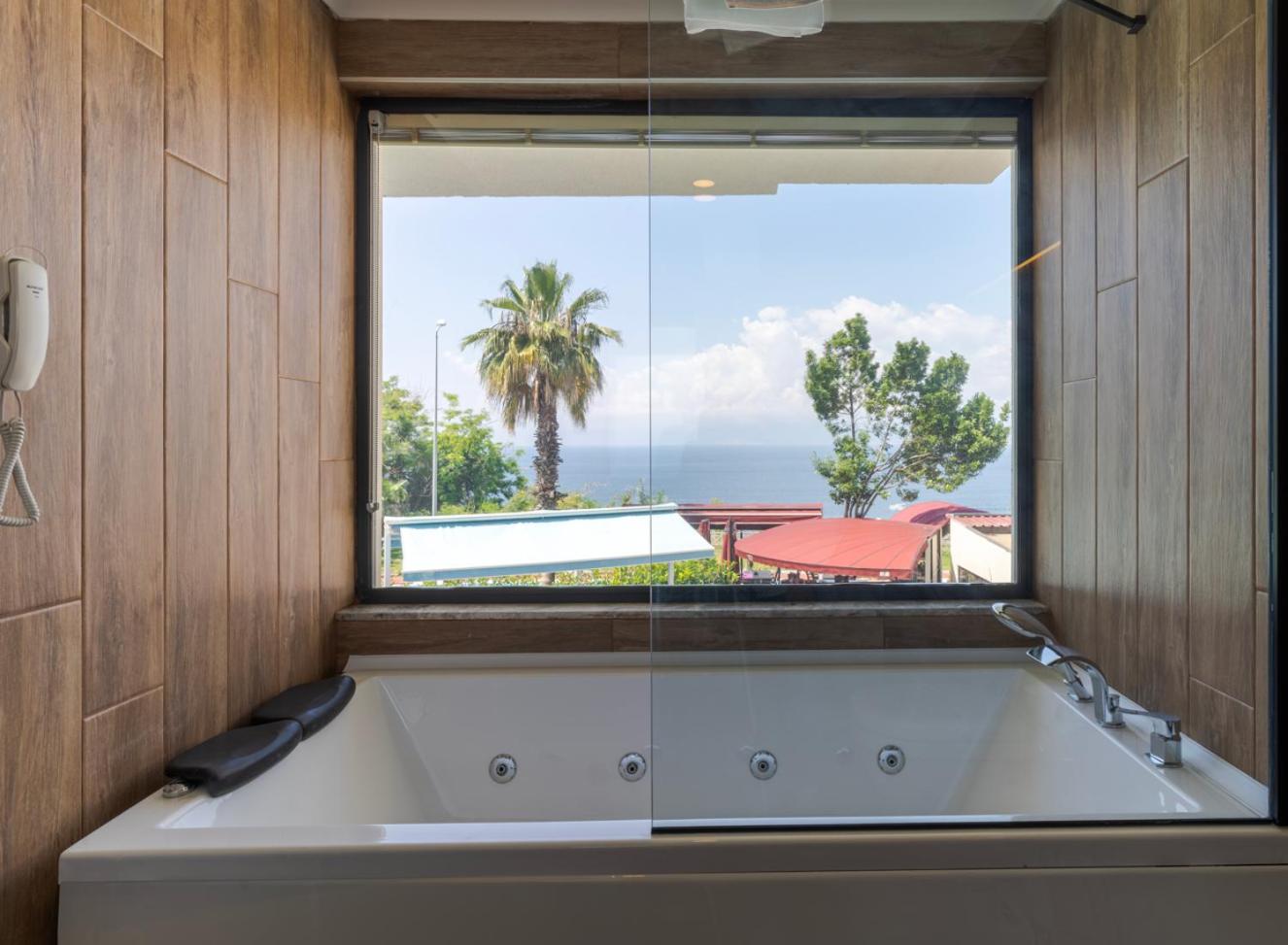Deluxe Suite with Sea View thumbnail 5