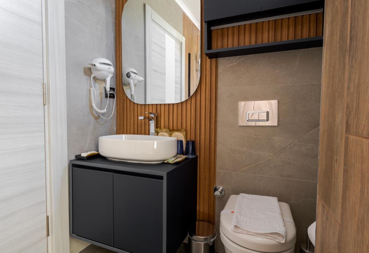 Deluxe Suite with Sea View thumbnail 6