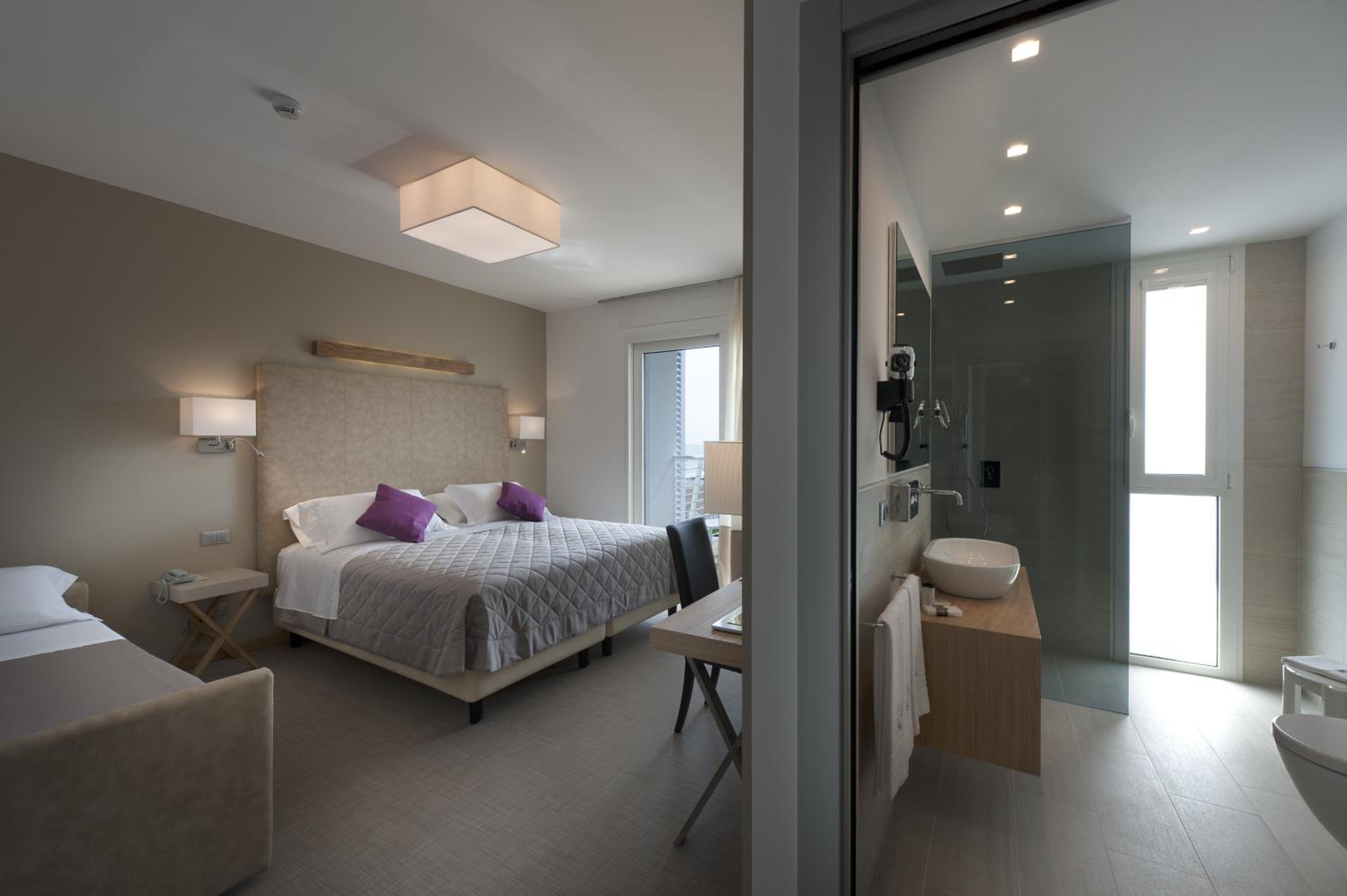 Deluxe Double or Twin Room with Partial Sea View - Photo 1