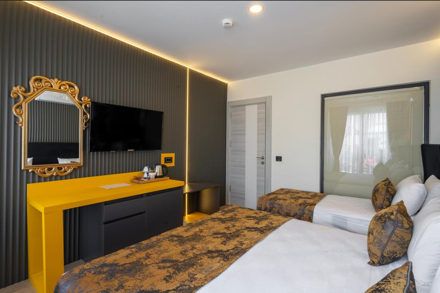 Deluxe Family Room thumbnail 5
