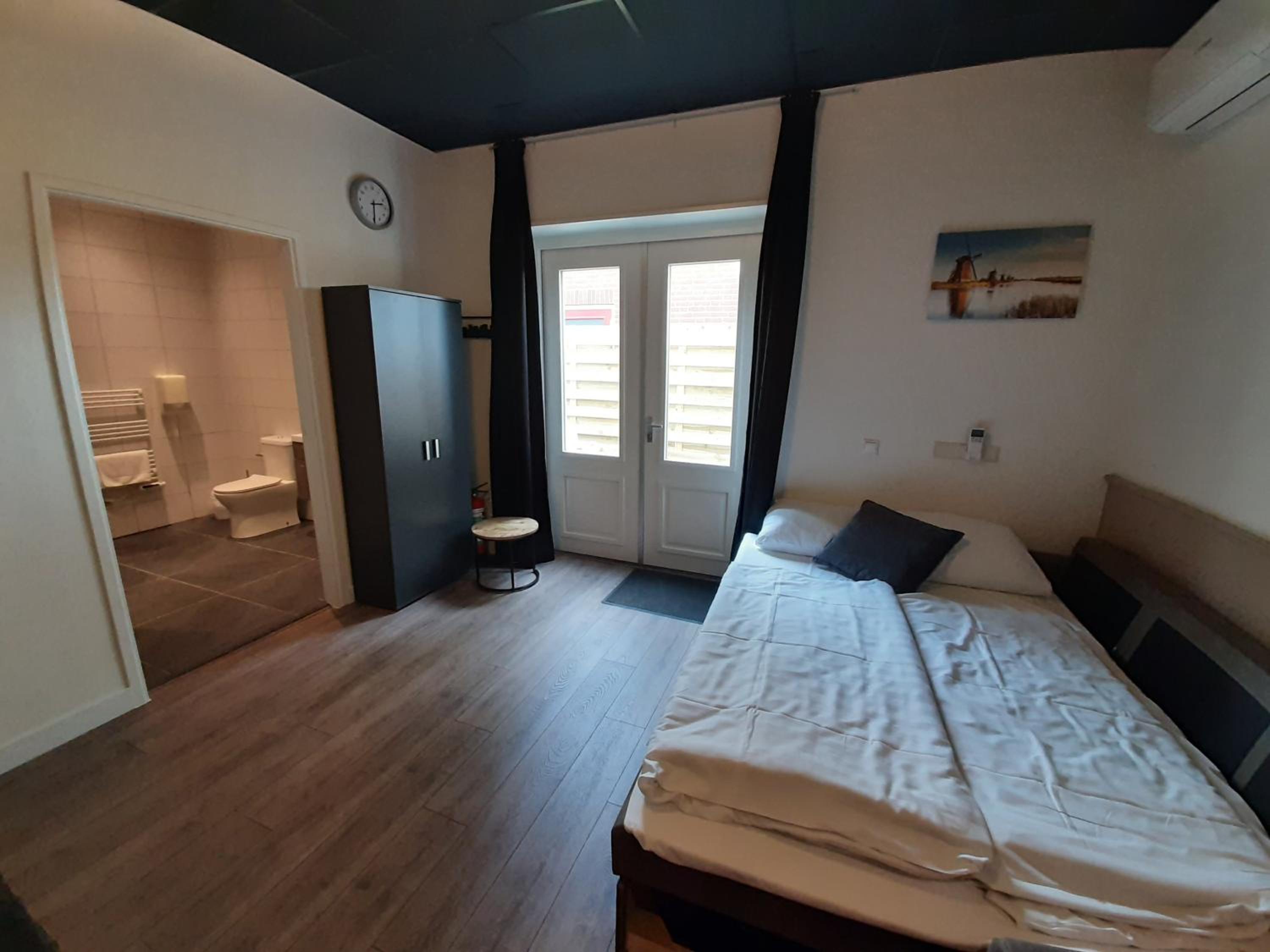 Quadruple Room with Private Bathroom - Photo 7