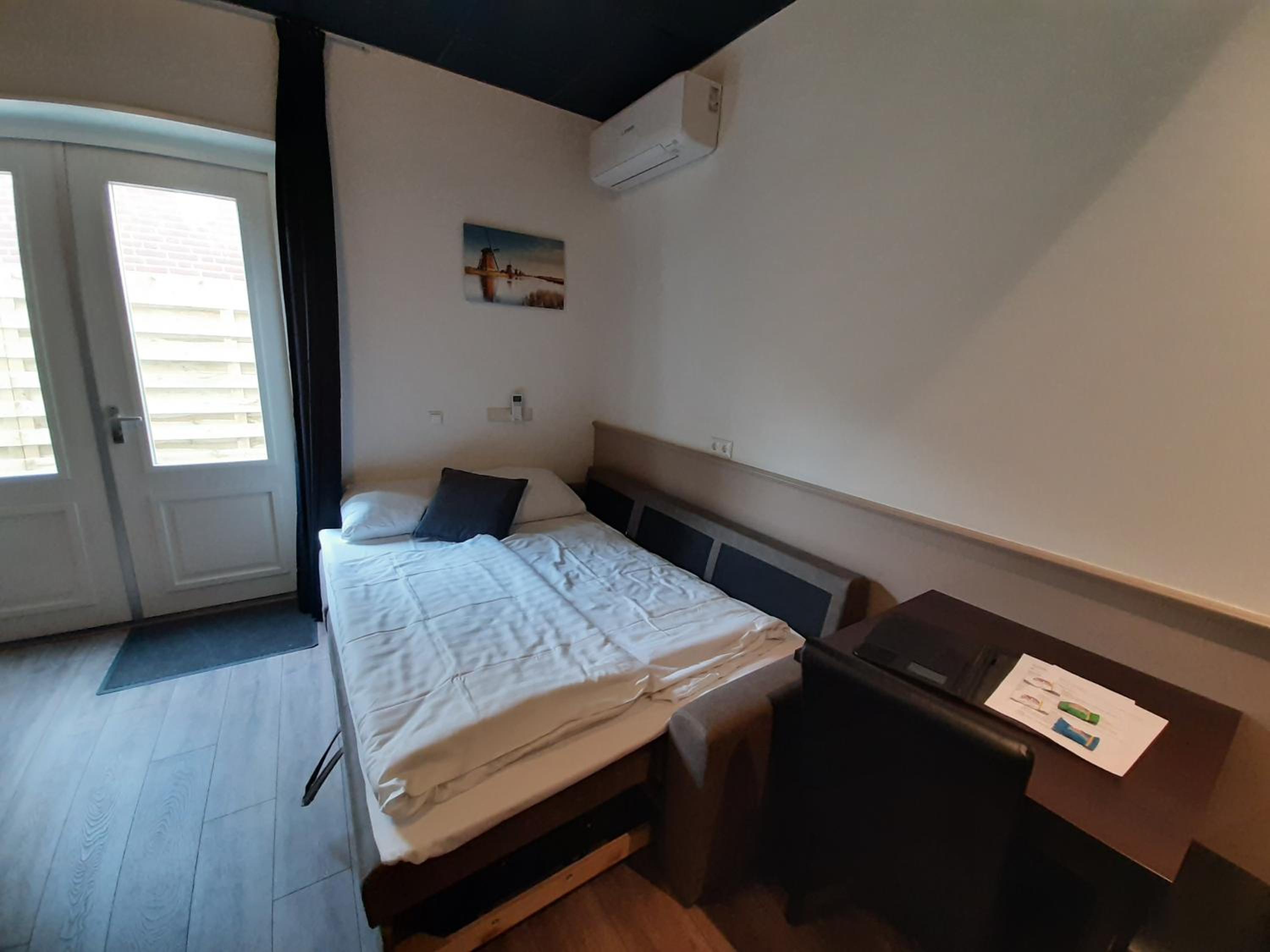 Quadruple Room with Private Bathroom - Photo 8