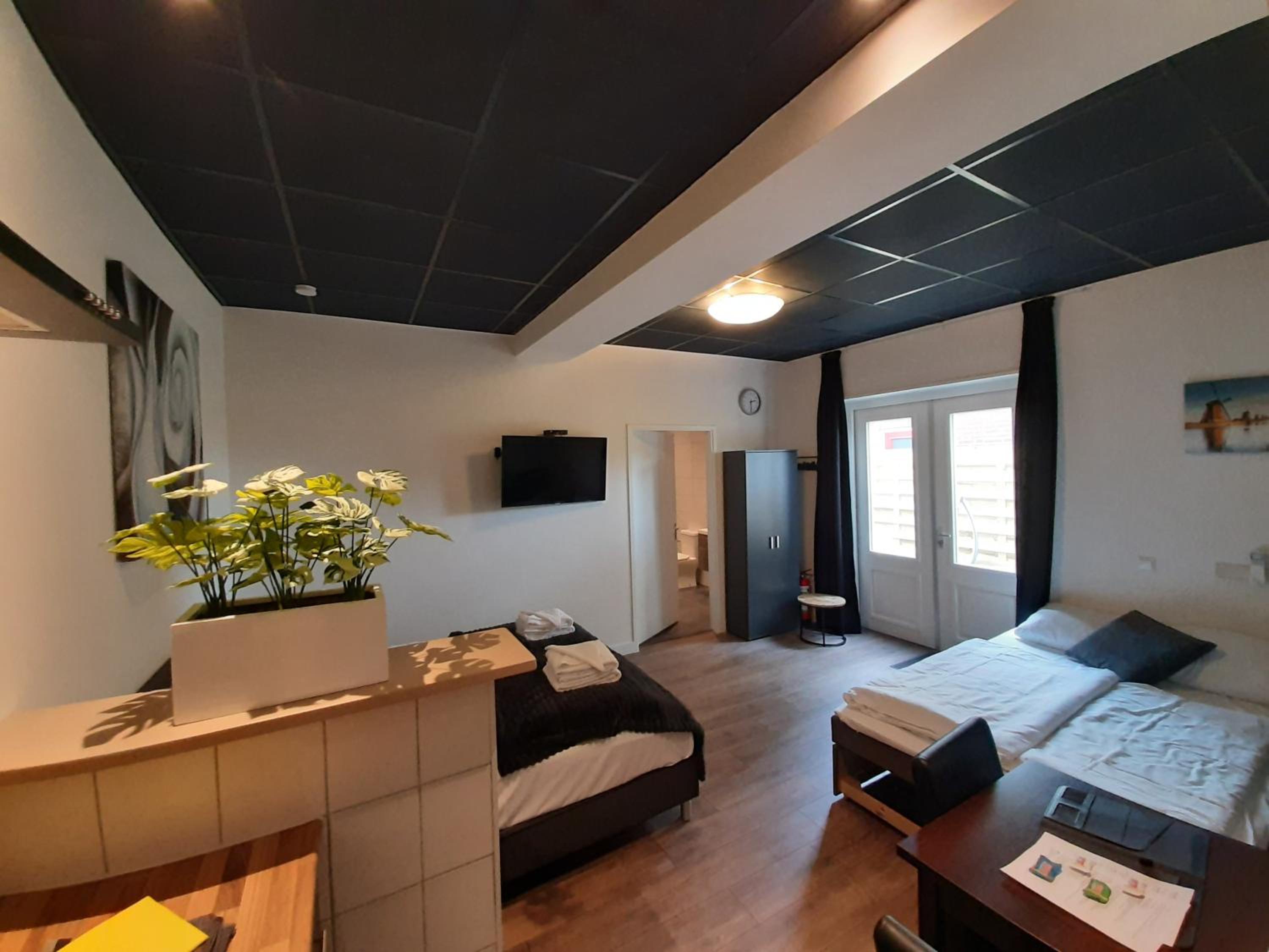Quadruple Room with Private Bathroom - Photo 11