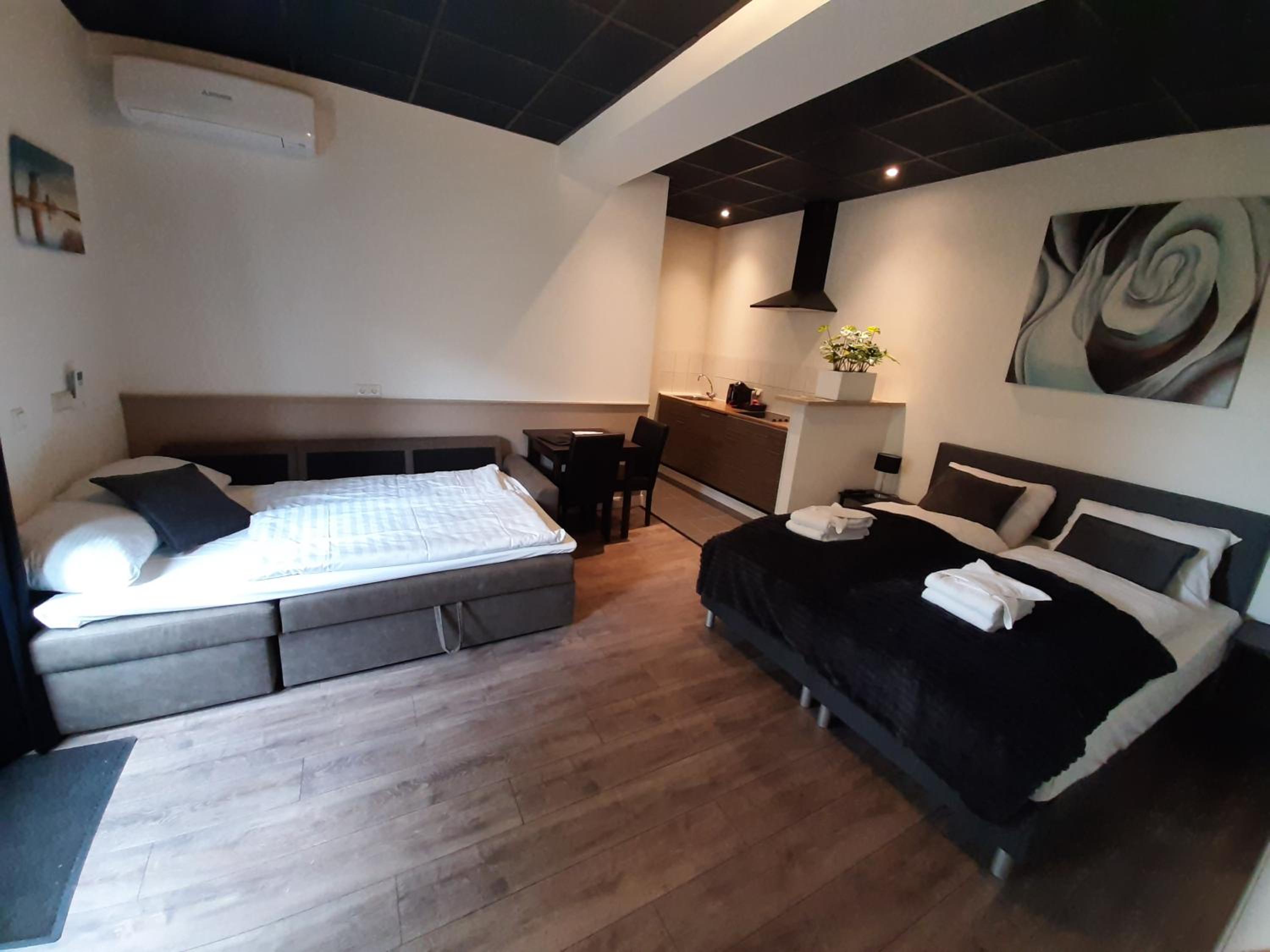 Quadruple Room with Private Bathroom - Photo 12